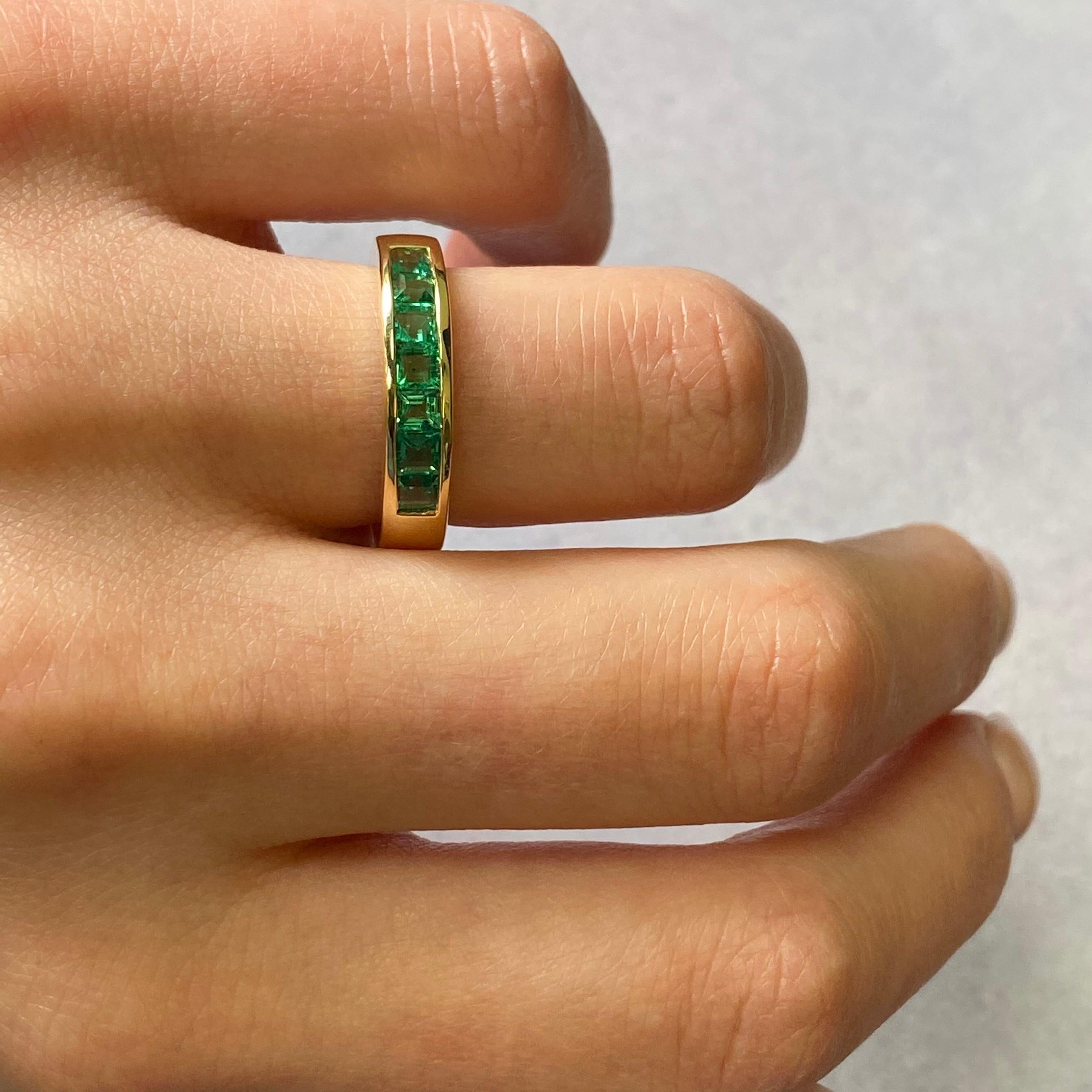 Modern Rachel Koen 14 Karat Yellow Gold Green Emerald Band Ring 0.81 Carat For Sale