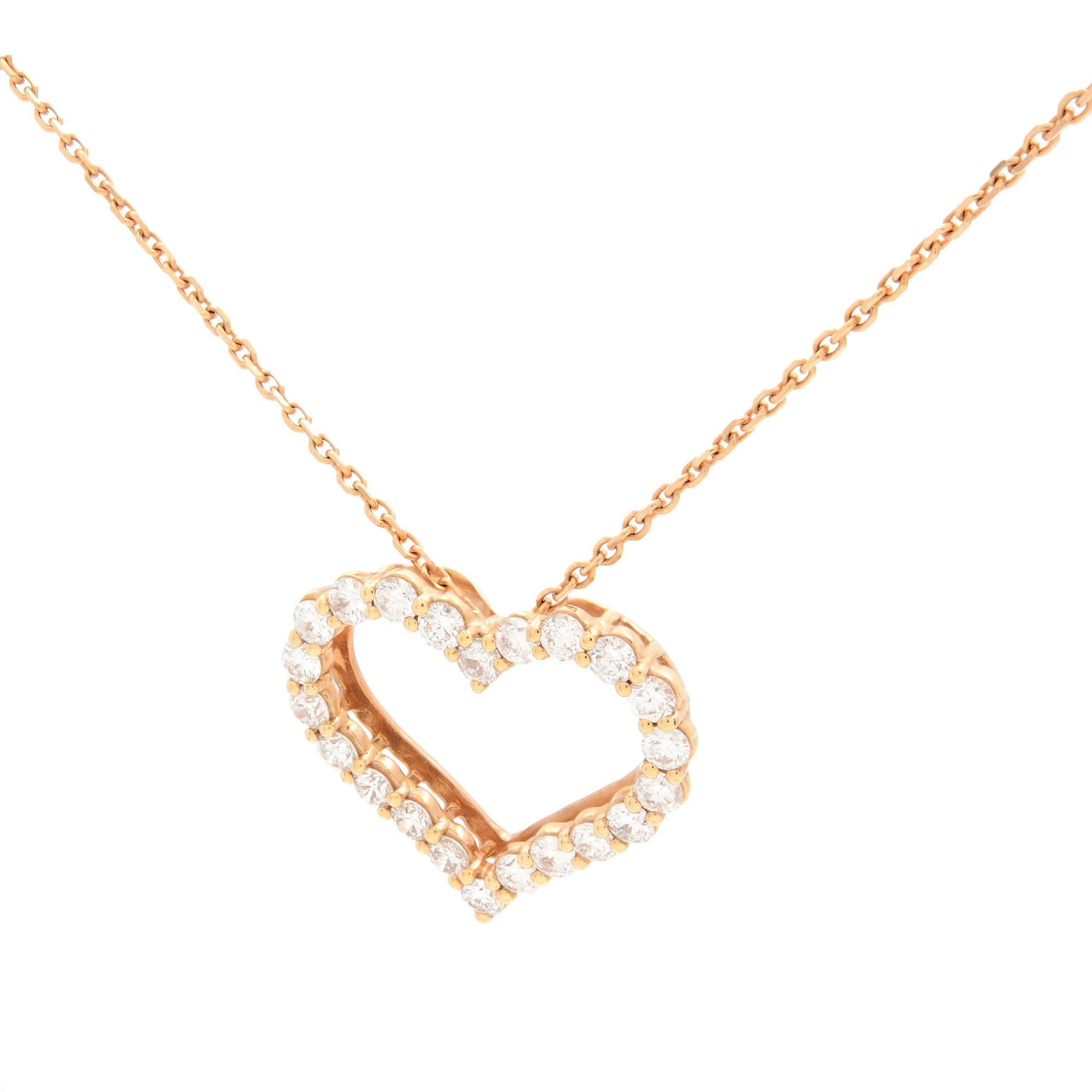 Questo ciondolo con diamante a cuore presenta diamanti rotondi incastonati in un piccolo cuore aperto in oro rosa 14k con una collana a catena con cavo da 16 pollici. Peso totale dei carati, 0,99. Colore del diamante G e purezza VS. Viene fornito