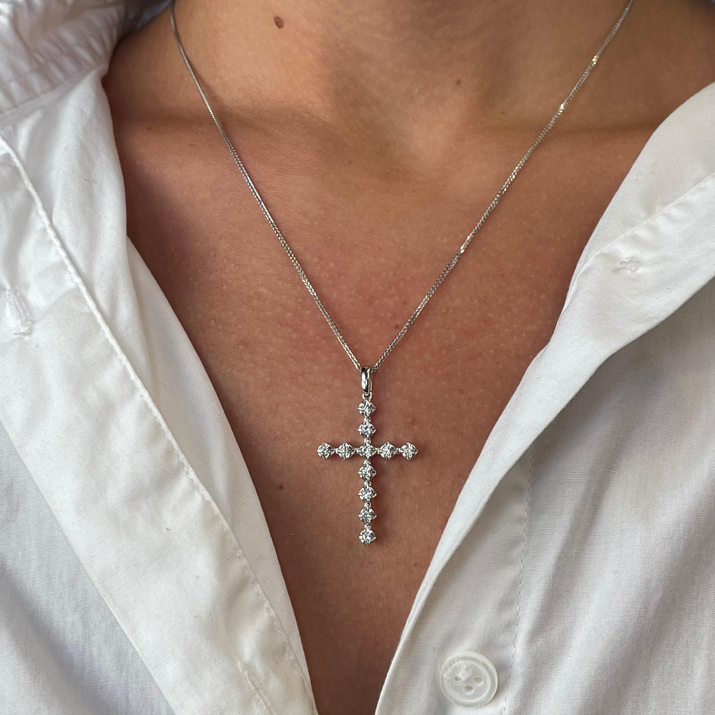 Ciondolo a croce con diamante in oro bianco 14k Rachel Koen 0,37cttw In condizioni Nuovo in vendita a New York, NY