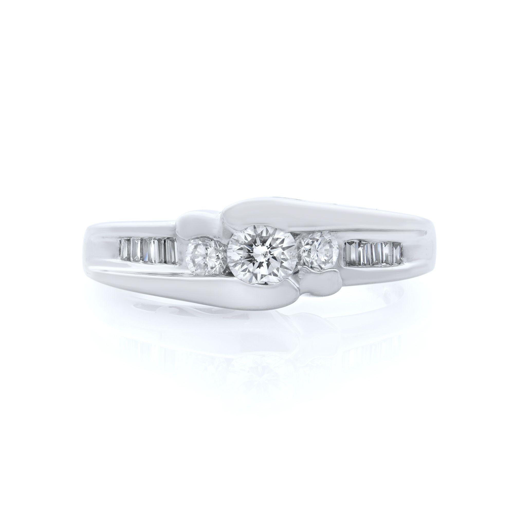 Verlobungsring, 14 Karat Weißgold Diamant 0,60 Gesamtkaratgewicht im Zustand „Neu“ in New York, NY
