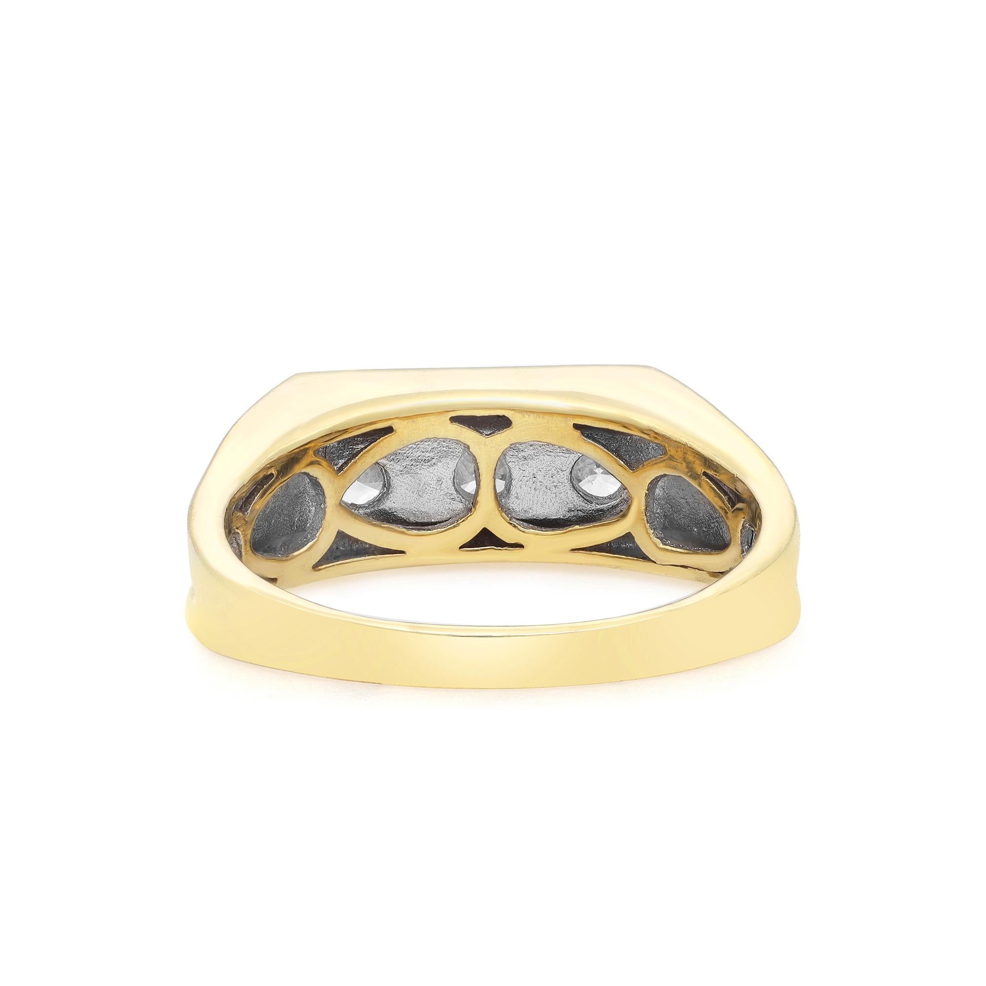Cette superbe bague pour homme à trois pierres est fabriquée en or jaune et blanc 14K. Elle présente trois diamants ronds de taille brillant sertis en canal, pesant 1,53 carats. Qualité du diamant : Couleur G-H et pureté SI. Taille de la bague :