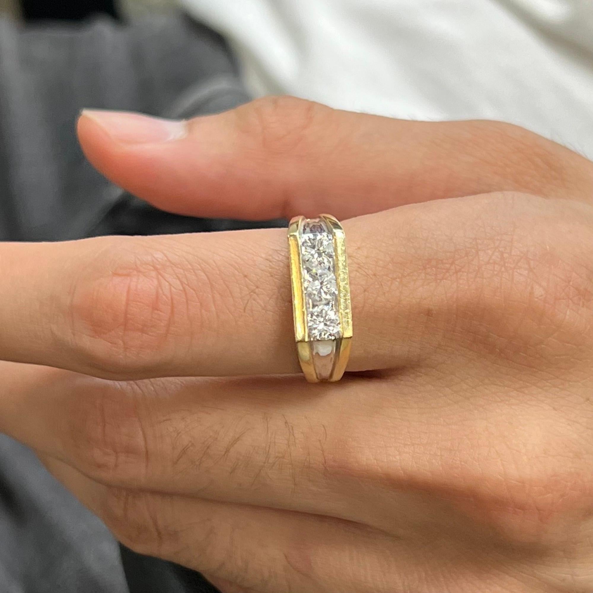 Rachel Koen Bague pour homme en or jaune 14K avec trois pierres en diamant 1.53Cttw Excellent état - En vente à New York, NY