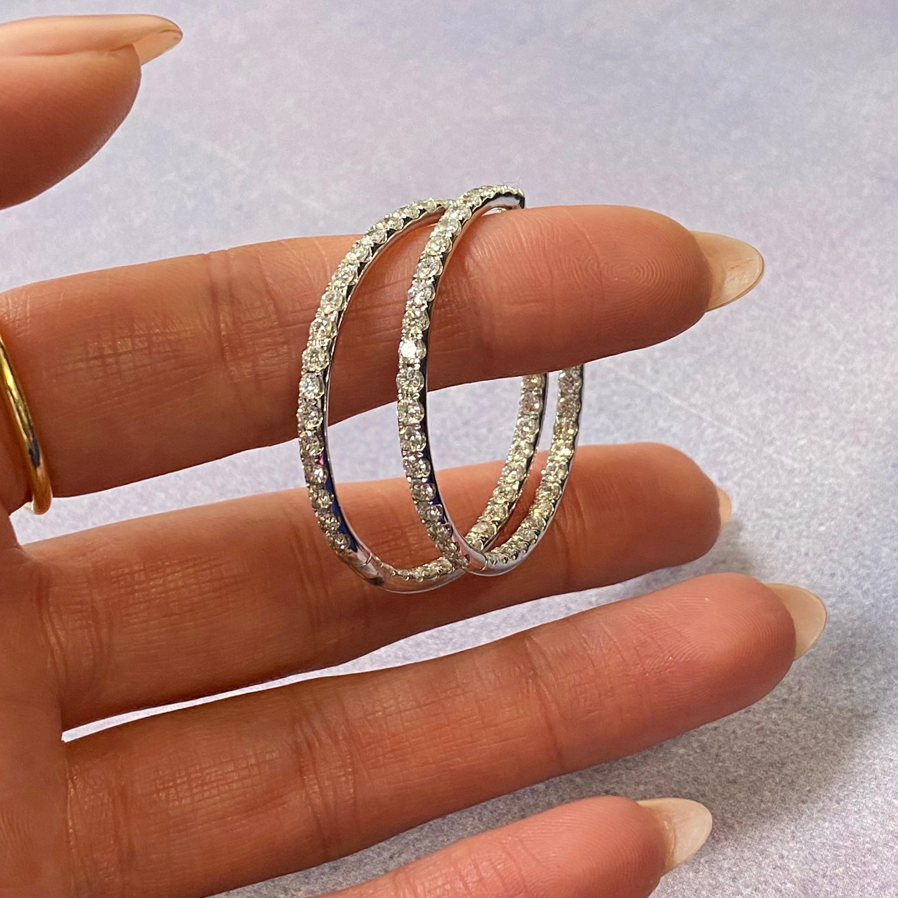 Donna Rachel Koen - Orecchini a cerchio piccoli in oro bianco 18 carati con pavé di diamanti 3,50 carati in vendita