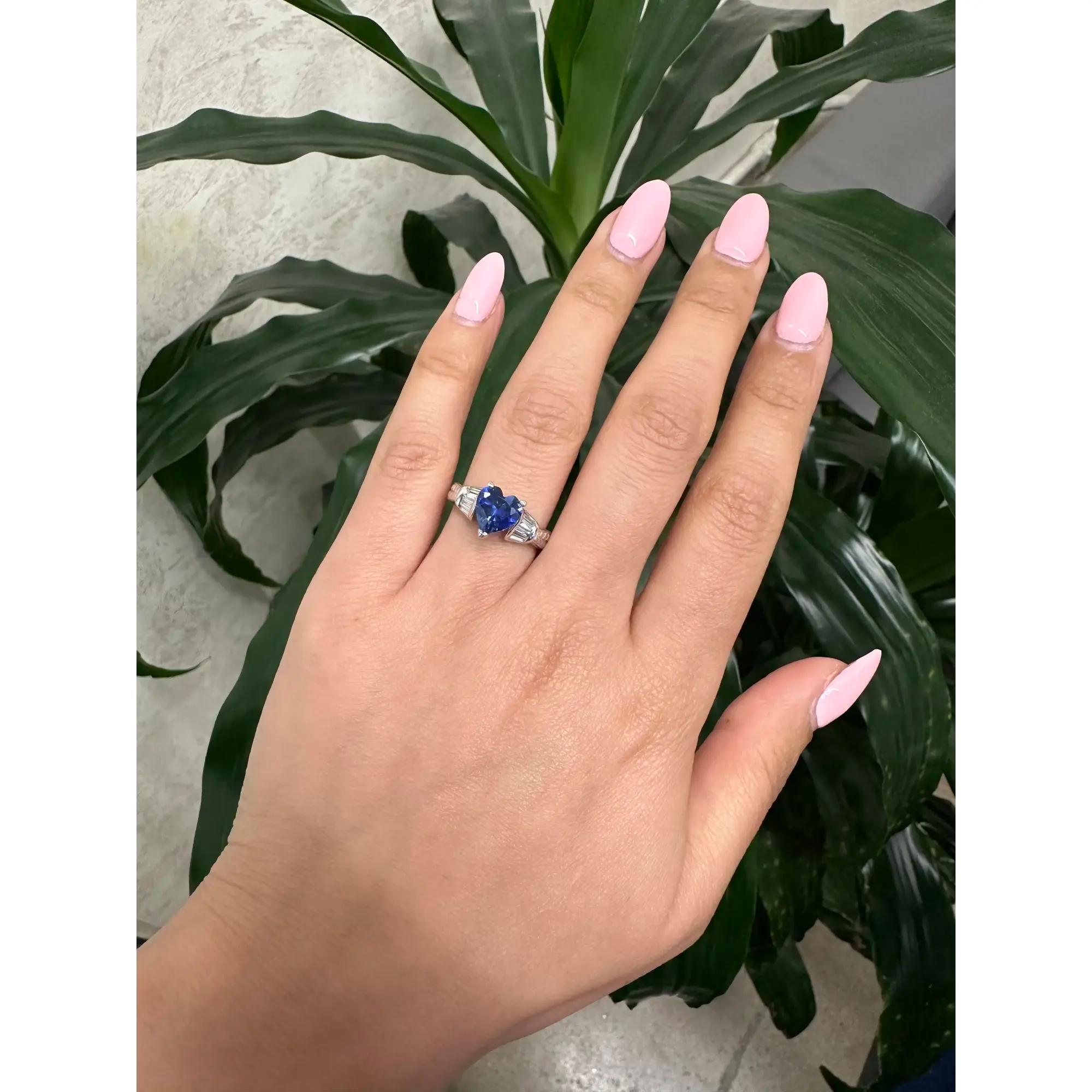 Rachel Koen Anillo de oro blanco de 18 quilates con zafiro de 1,25 qt y diamantes de 0,30 qt en Nuevo estado para la venta en New York, NY