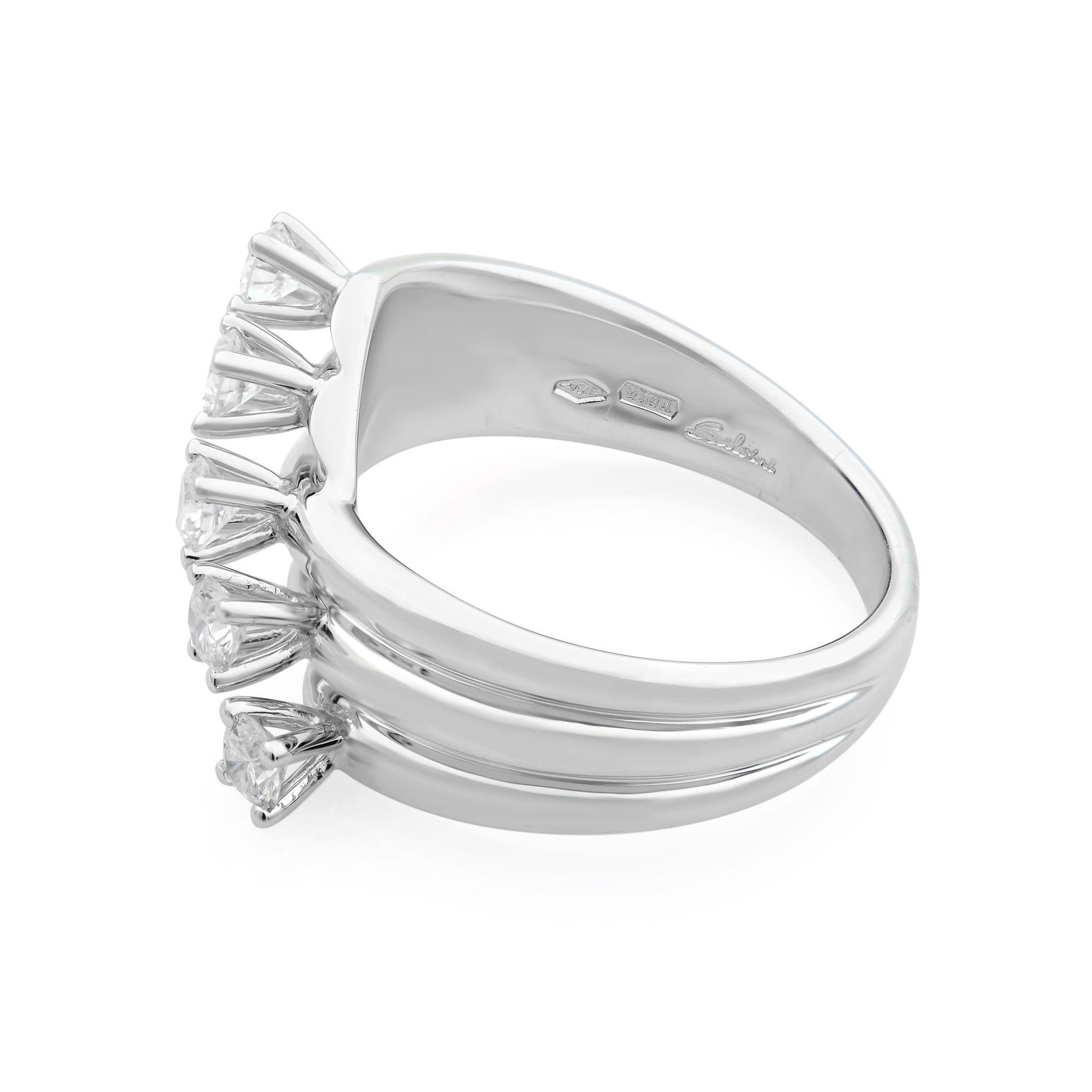 Dieser atemberaubende Ring ist aus 18 Karat Weißgold gefertigt. Der Ring ist mit 5 wunderschönen Diamanten im Rundschliff besetzt, die zusammen 0,60 Karat ergeben. Die ungefähre Farbe der Diamanten ist G und die Reinheit VS1.  Ring Größe 7. Kommt in