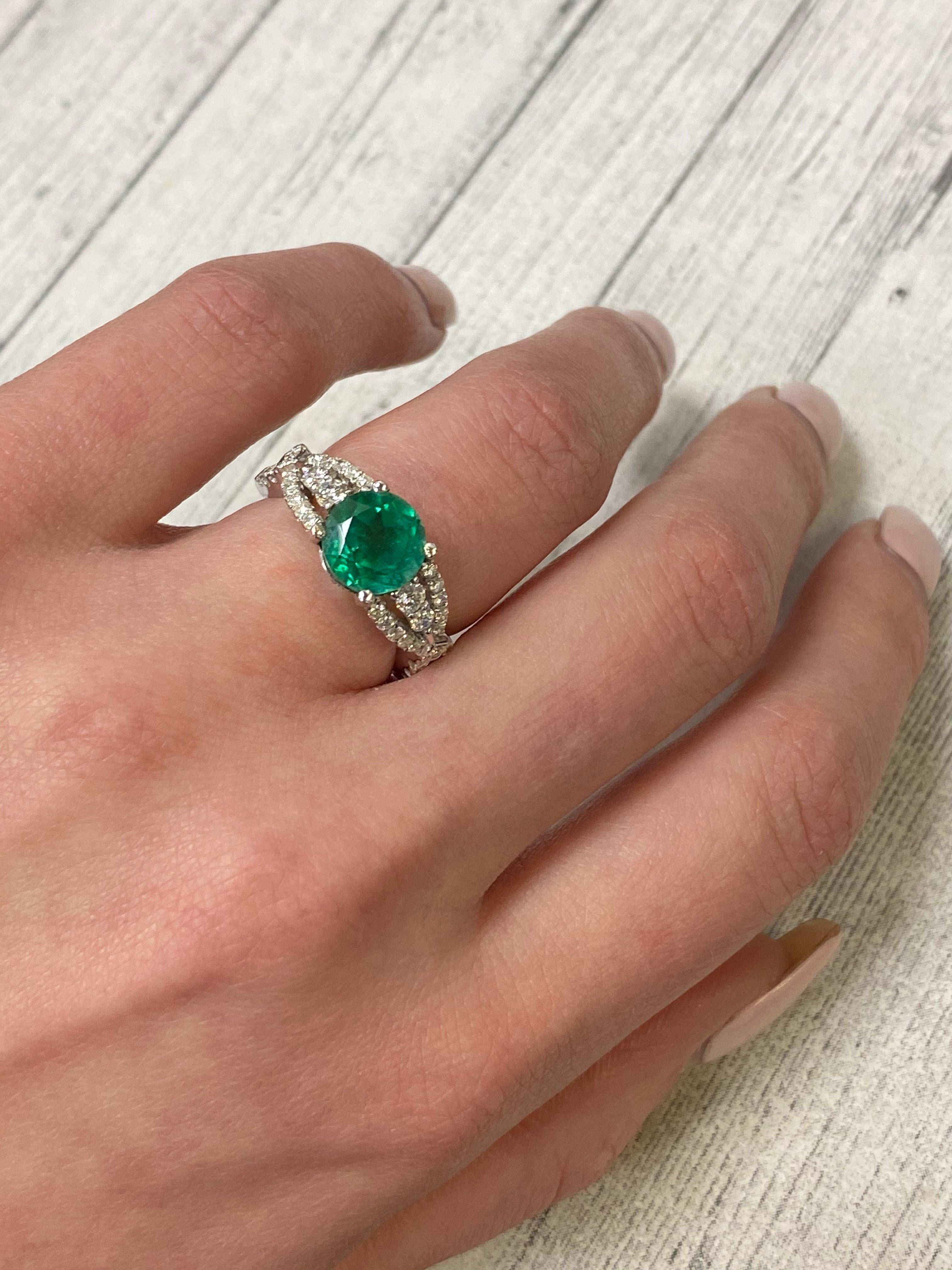 Round Cut Rachel Koen 18 Karat White Gold Green Emerald Diamond Engagement Ring For Sale