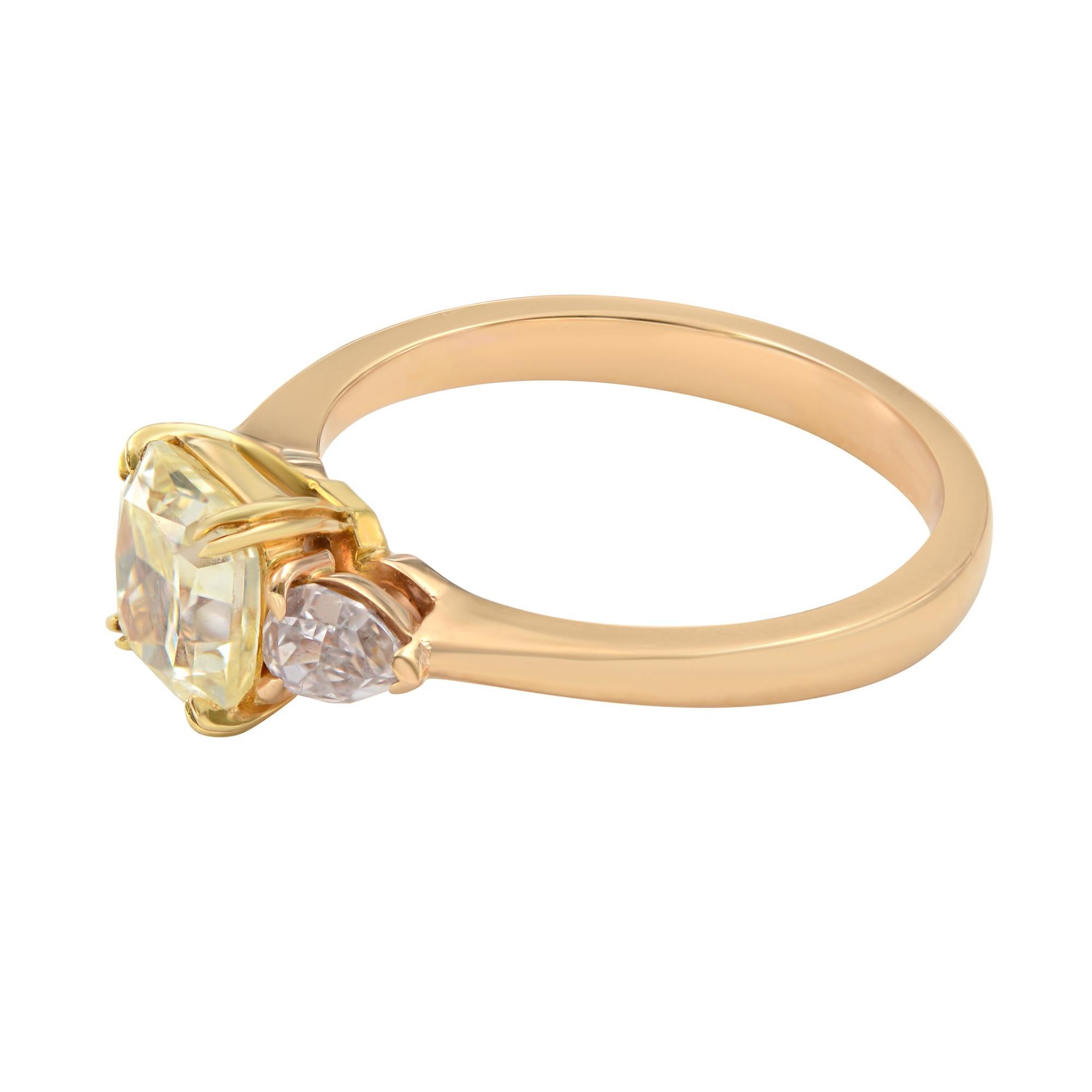 Rachel Koen 18K Yellow Gold Asscher and Pear Shaped Three-Stone Ring 1.37 Carat In New Condition For Sale In New York, NY