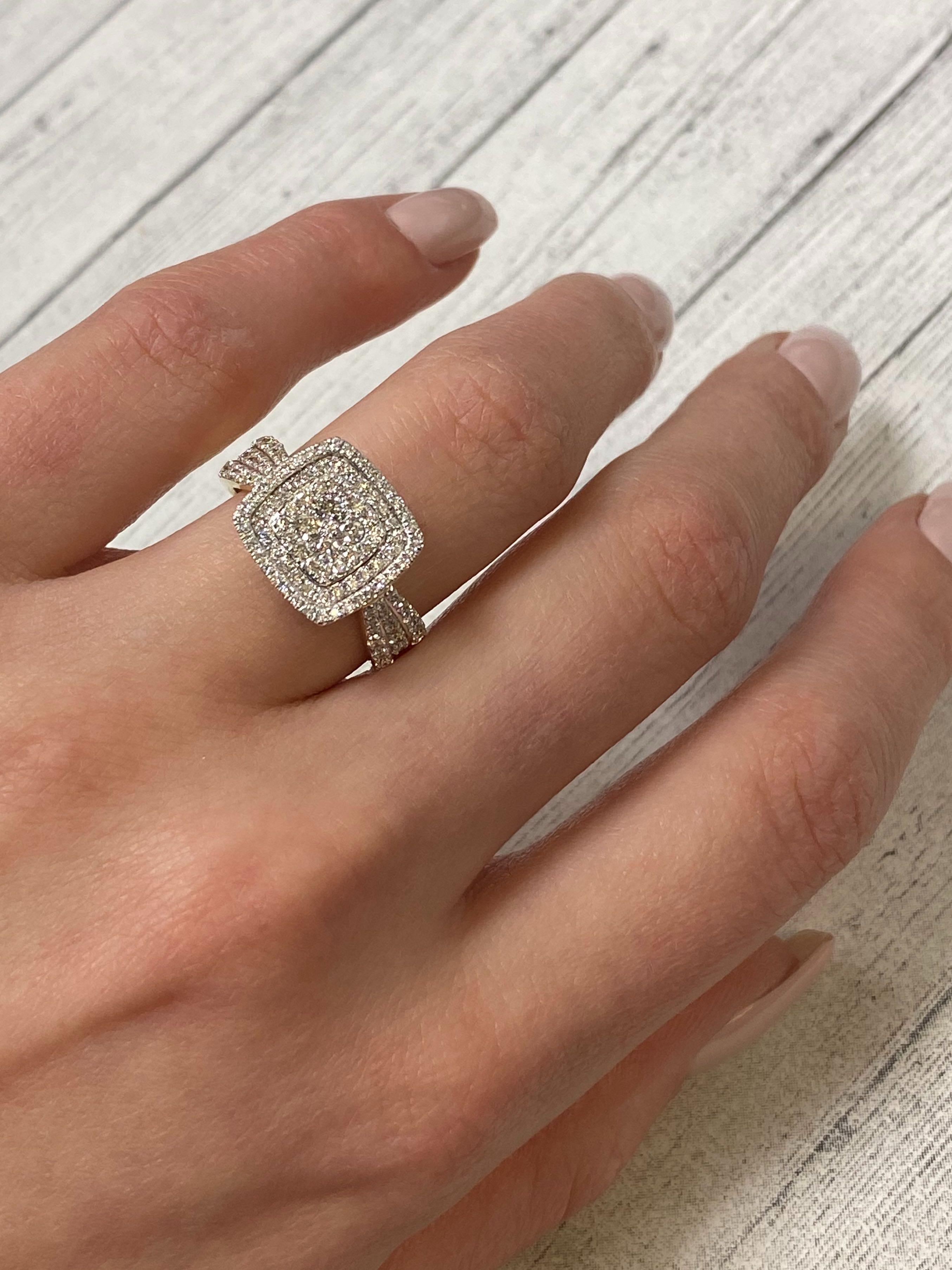 Rachel Koen Verlobungsring mit mehreren Diamanten und Halo aus 18 Karat Gelbgold 0,95 Gesamtkaratgewicht Größe 7 im Zustand „Hervorragend“ im Angebot in New York, NY