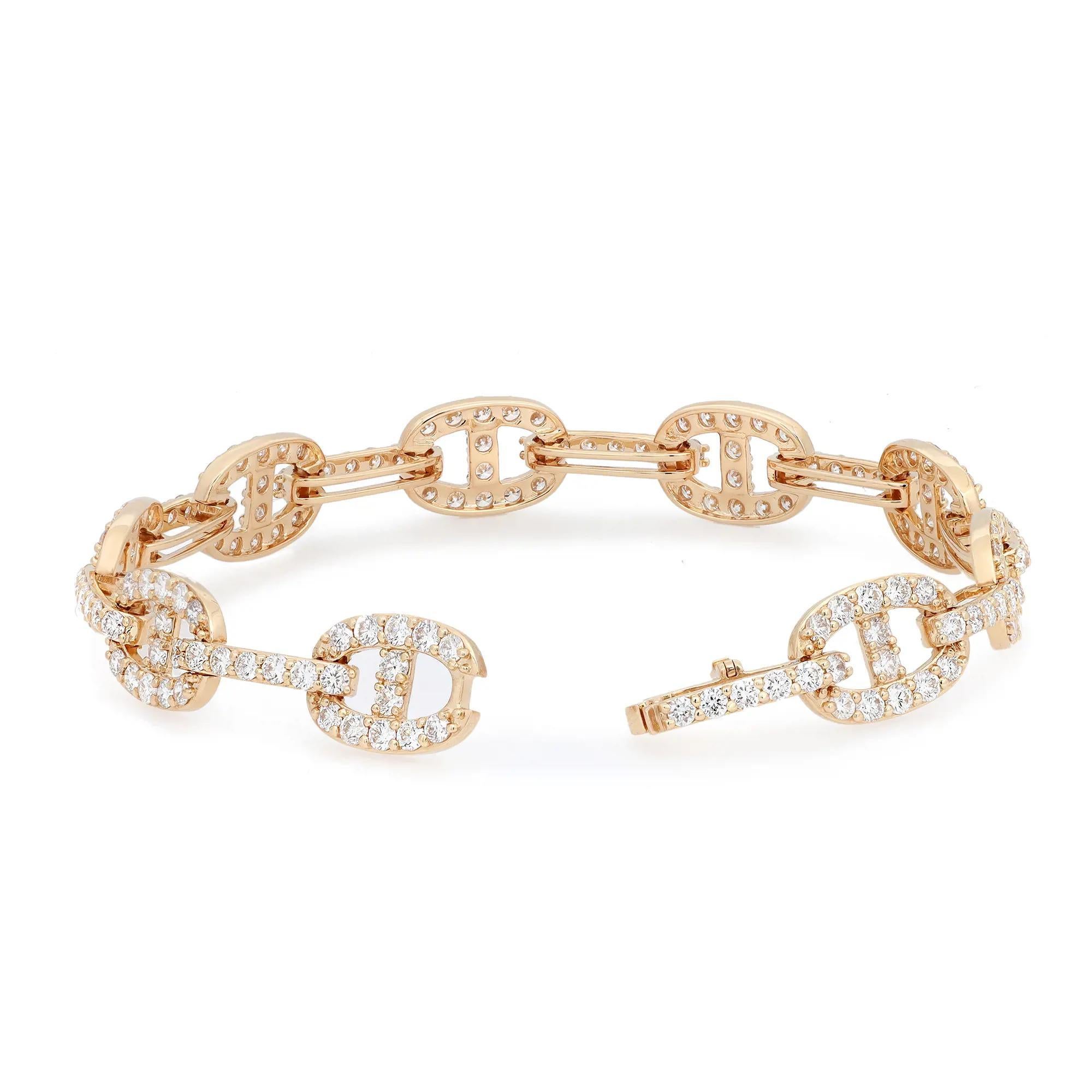 Ce bracelet tendance et chic comporte des maillons cloutés de diamants, réalisés en or jaune 18 carats. Poids total des diamants : 5,00 carats. Qualité du diamant : couleur G-H et clarté VS-SI. Longueur du bracelet : 7 pouces. Taille du lien : 12,5