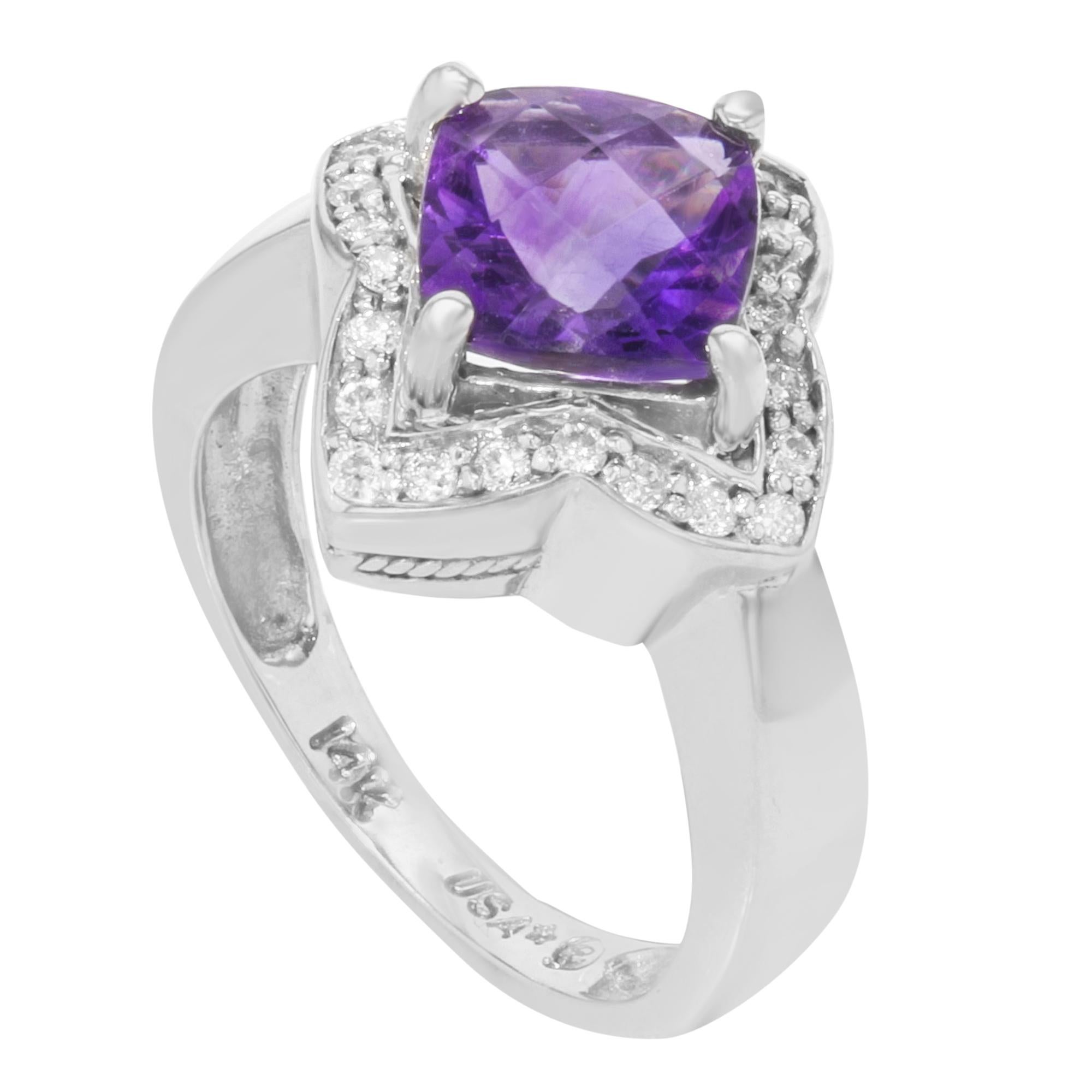 Este impresionante anillo está elaborado en oro blanco de 14 quilates e incrustaciones de aproximadamente 2,00 quilates de amatista y unos 0,35 quilates de diamantes. La talla del anillo es 7 y el peso total es de 6 gramos. El anillo se entrega con