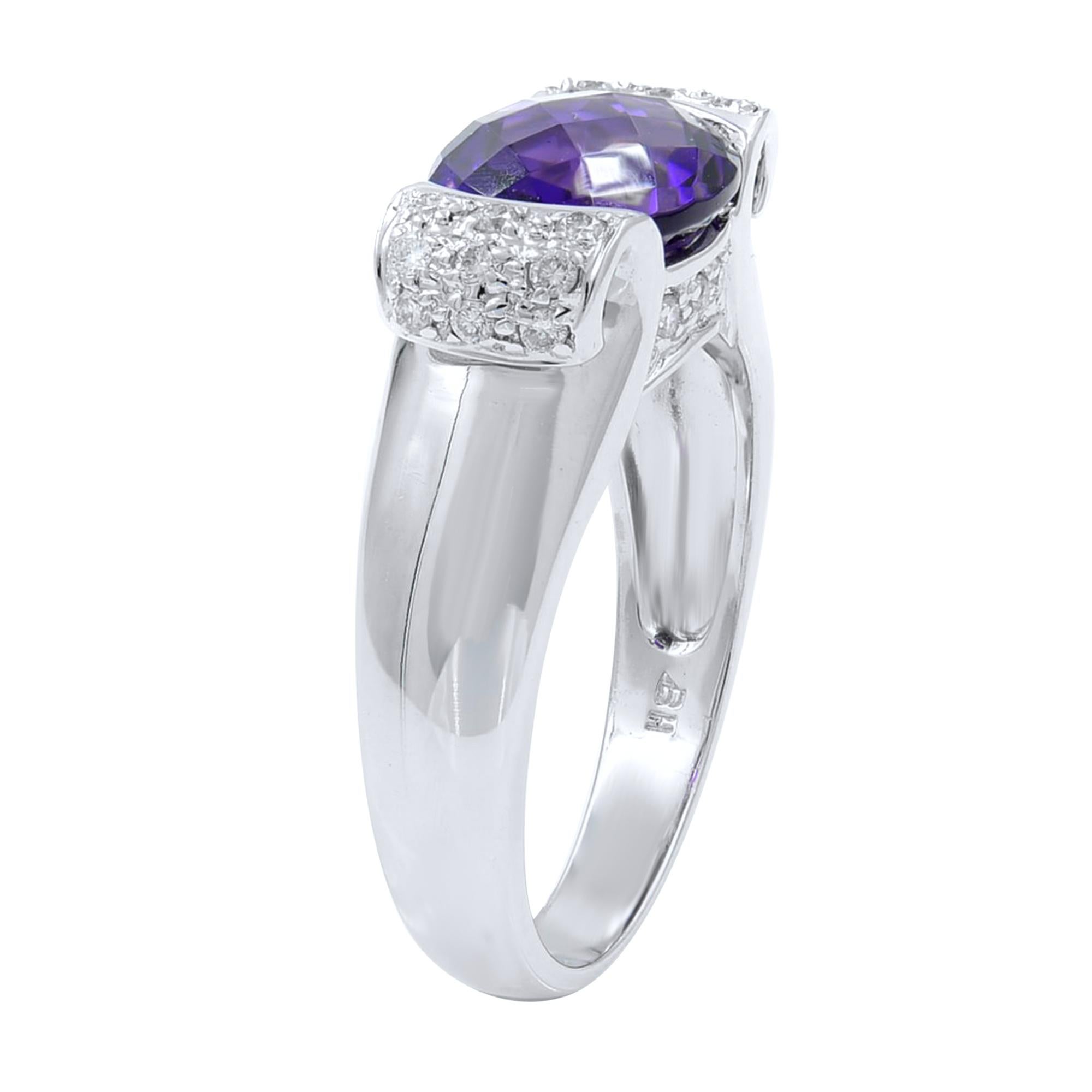 Dieser atemberaubende Ring zeigt einen tiefvioletten Amethysten als Mittelstein zusammen mit funkelnden natürlichen Diamanten. Gefertigt aus 14 Karat Weißgold. Der Ring wiegt 5,03 Gramm und hat die Größe 7. Er wird in einer vorzeigbaren