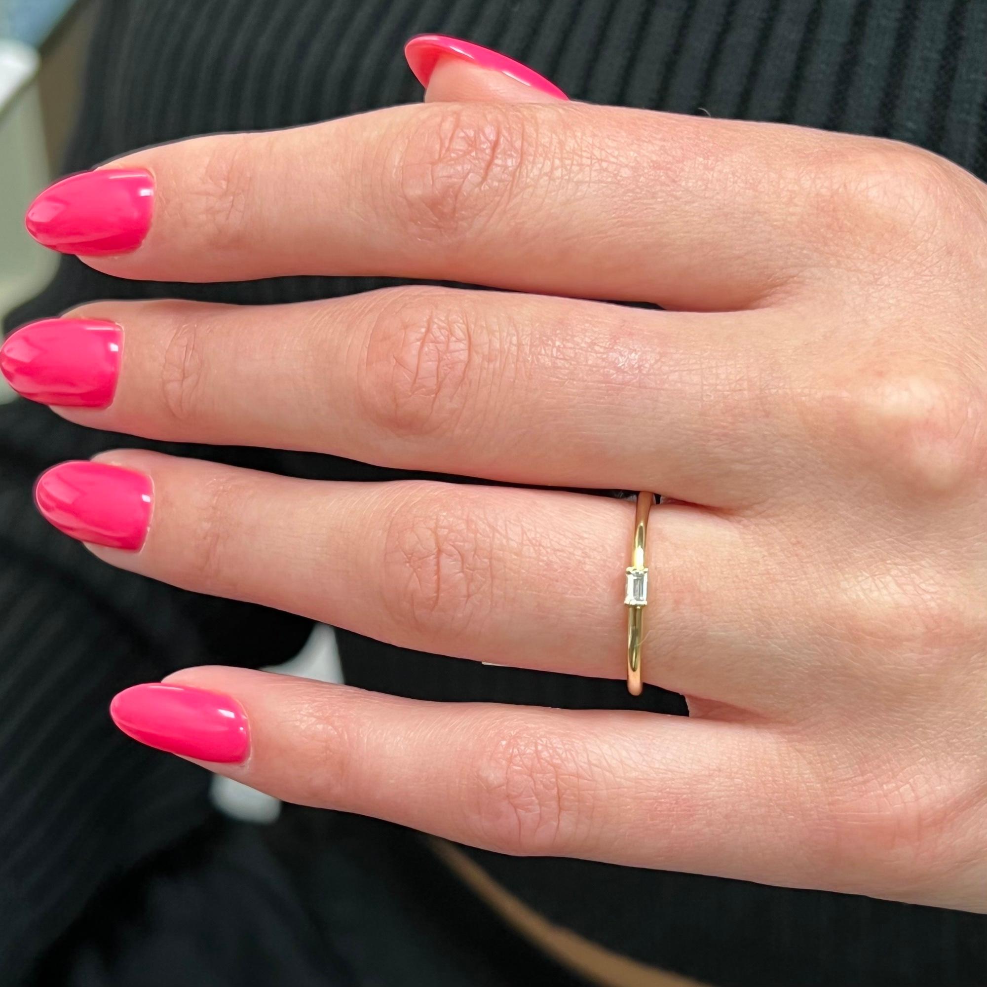 Rachel Koen - Taille baguette  Bague en or jaune 14 carats avec diamants 0,07 carat poids total en vente 1