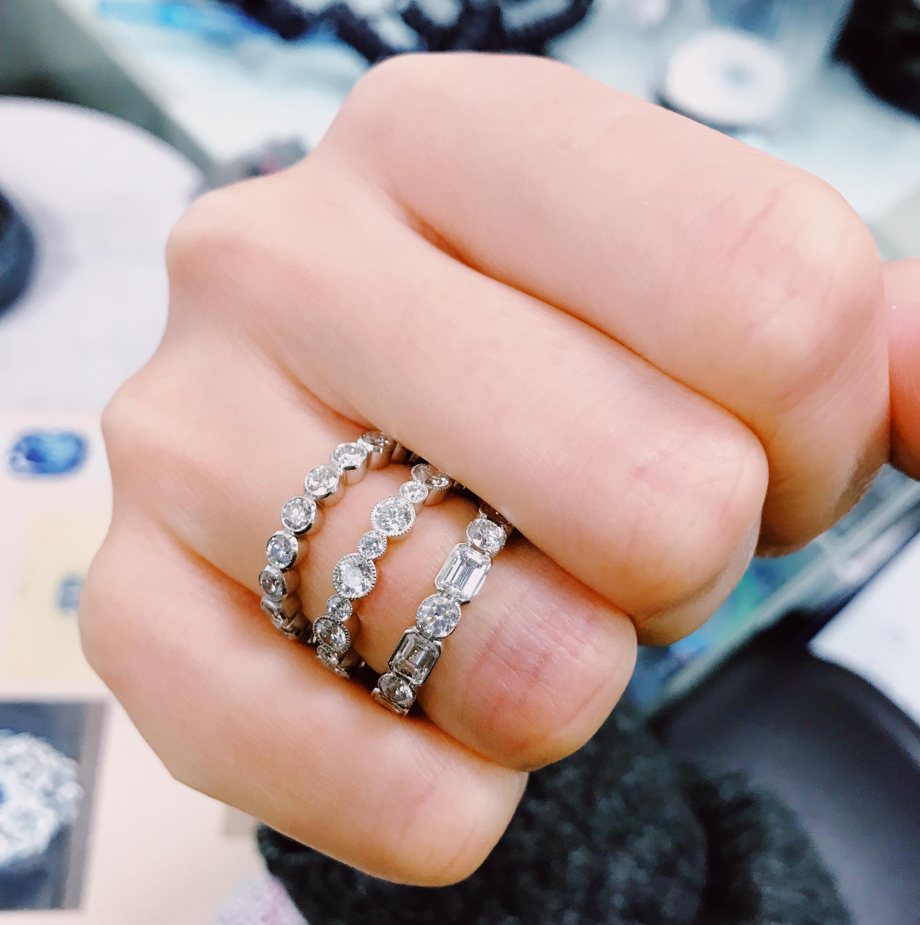 Magnifique et unique anneau d'éternité Rachel Koen, avec des diamants ronds scintillants d'un blanc éclatant, sertis dans du platine hautement poli, le tout dans une belle alliance. Une beauté unique, faite à la main, avec des diamants sertis sur la