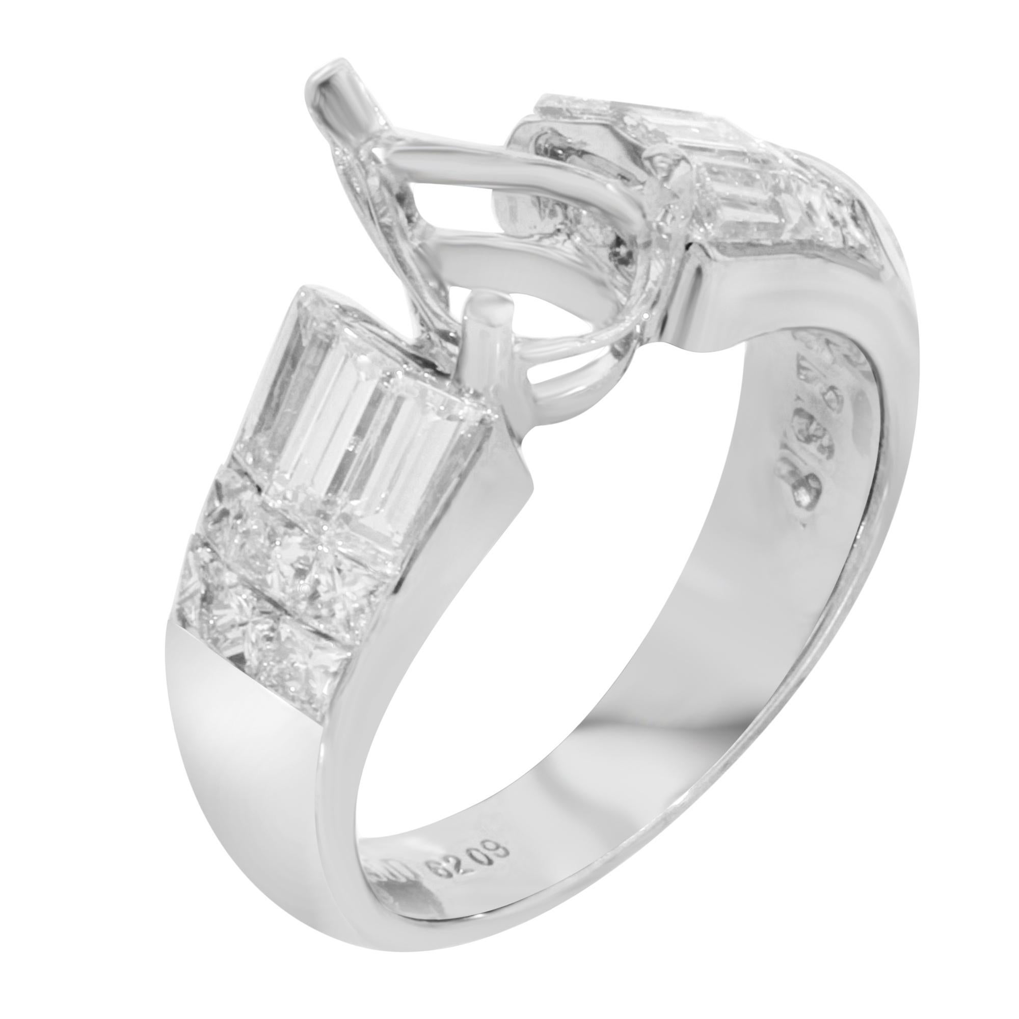 Dieser schöne Verlobungsring ist aus Platin gegossen. Er verfügt über 18 Diamanten im Baguetteschliff und Prinzessschliff mit einem Gewicht von ca. 1,25 cttw. Farbe des Diamanten E und Reinheit VVS-VS. Kein Mittelstein enthalten. Ring Größe 7. Ring