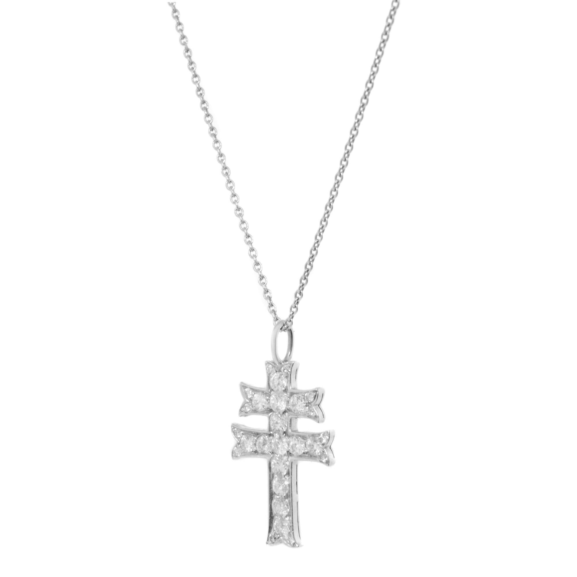 Parfois, une simple croix ne suffit pas. Ce pendentif unique en forme de croix est réalisé en platine avec des diamants ronds sertis en pavé. La croix mesure 10 mm de haut en bas et la chaîne mesure 16 pouces. Que vous recherchiez un symbole de