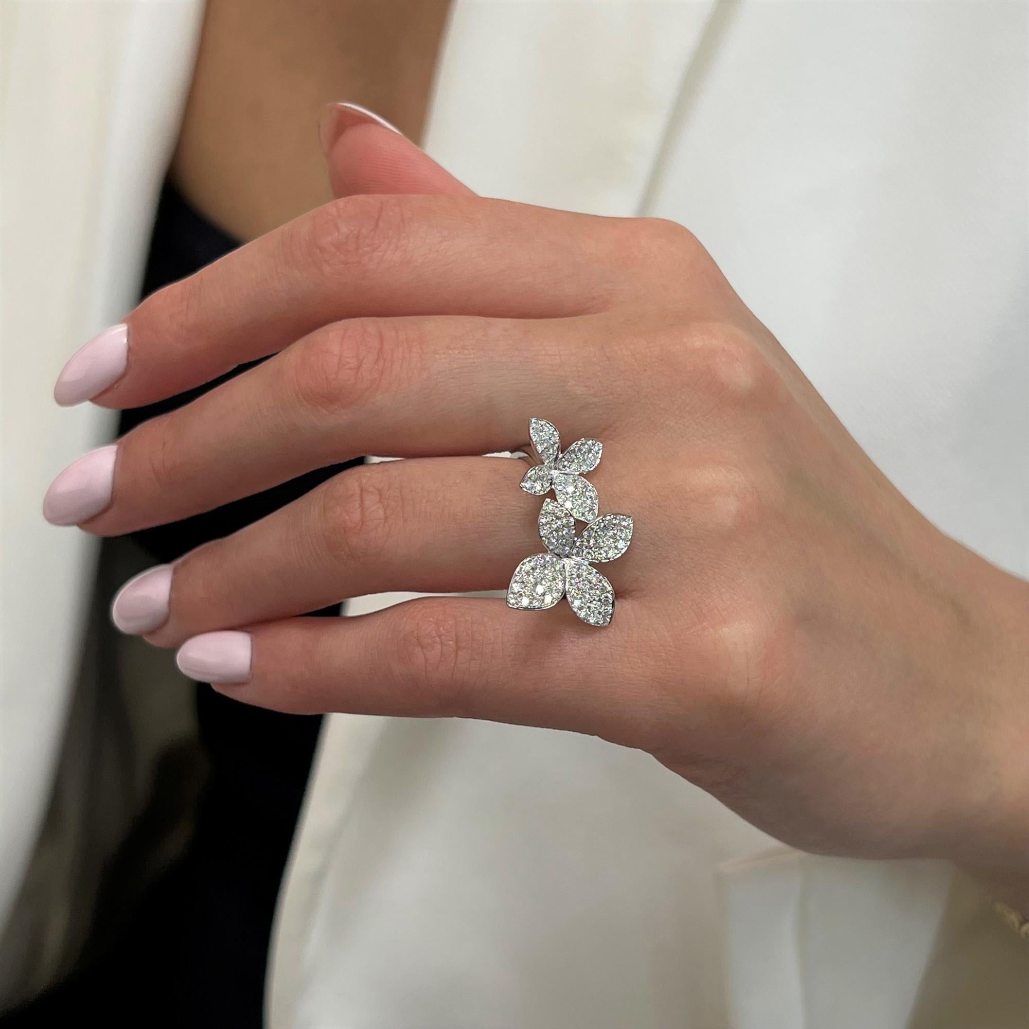 Rachel Koen Anillo de cóctel con doble flor de diamantes Oro blanco de 18 quilates 0,97 qt Corte redondo en venta