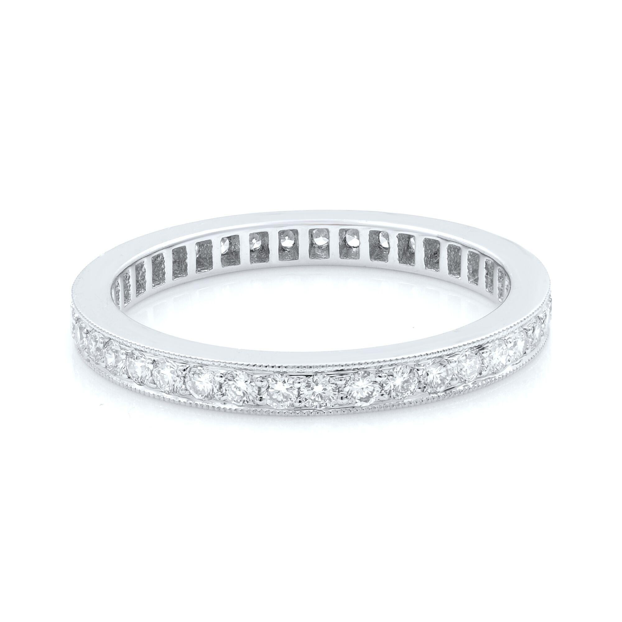 Dieser wunderschöne Jubiläums- oder Ehering ist aus 18 Karat Weißgold gefertigt und mit funkelnden Diamanten im Rundschliff verziert, die den gesamten Ring umgeben. Das Gesamtgewicht der Diamanten beträgt 0,70 Karat. An jeder Kante des Bandes ist