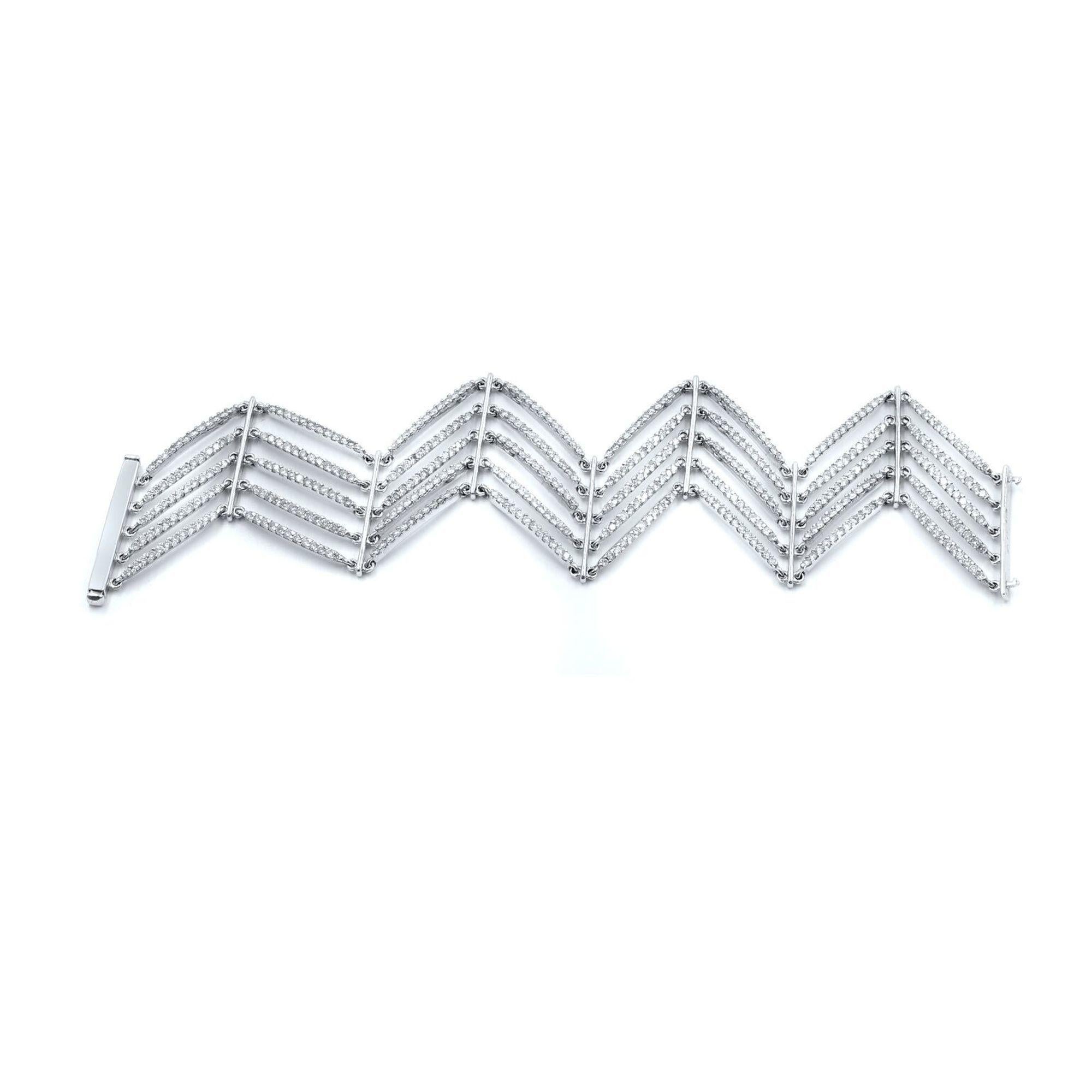 Magnifique et éblouissant bracelet en diamants réalisé en or blanc 18 carats. Ce bracelet est orné de diamants blancs ronds et brillants sertis sur des maillons mobiles. Longueur du bracelet : 7.25 pouces, largeur : 21mm. Poids total : 26.1 gms.