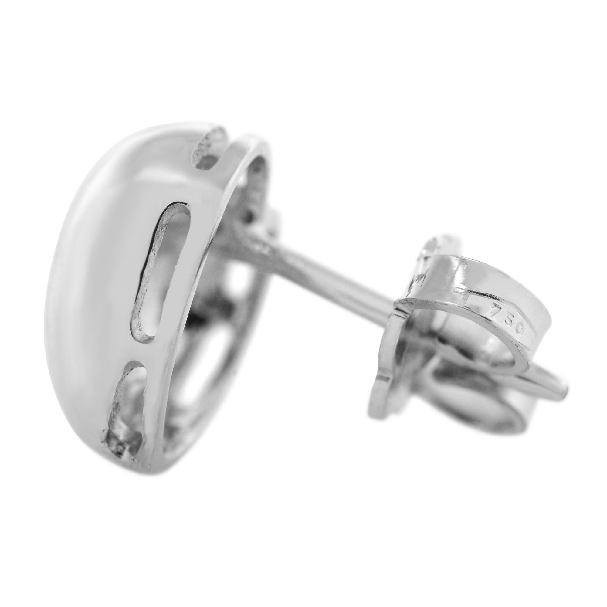 Splendidi orecchini a cuore lucidati a specchio e impreziositi da un singolo diamante. Orecchini a forma di cuore realizzati in oro bianco 18 carati. Peso totale dei diamanti: 0,05ct. Dimensioni dell'orecchino: 10 mm. Orecchini facili da indossare
