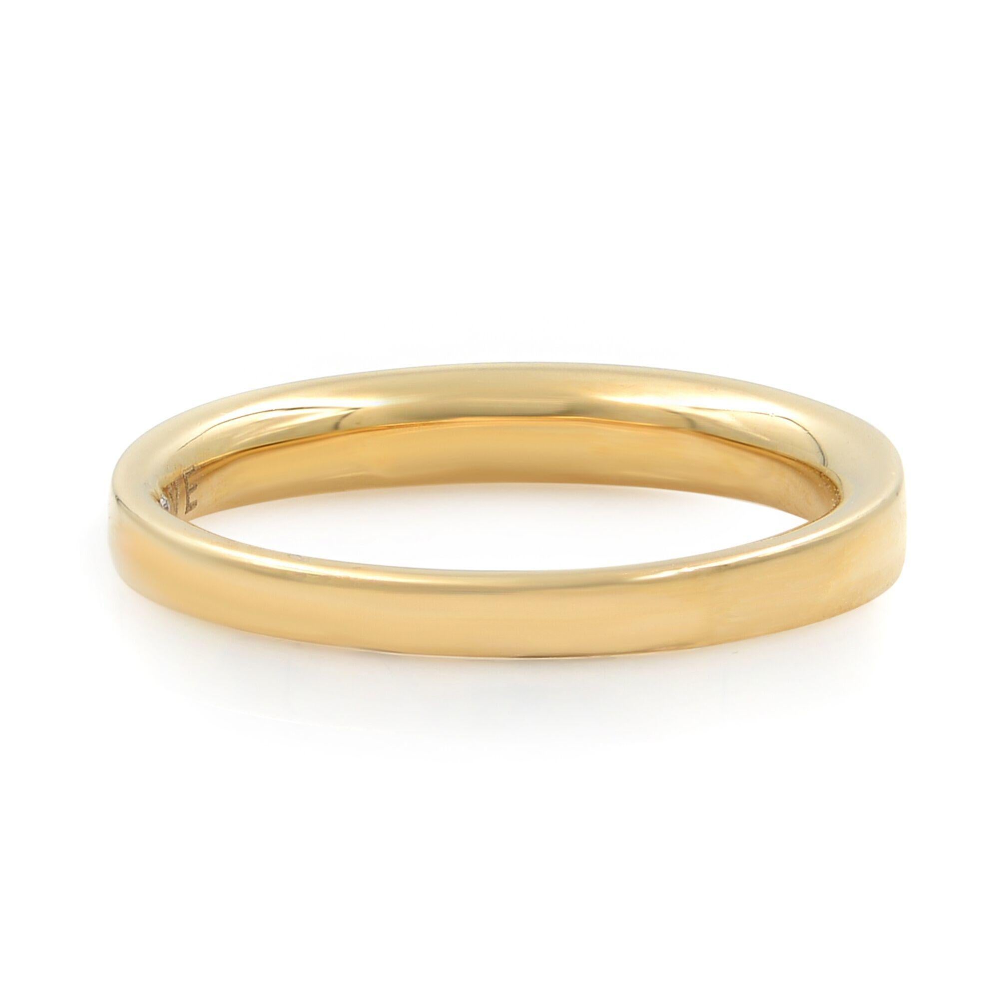 Dieser schöne und zierliche Ring ist aus 14 Karat Gelbgold gefertigt. Er ist mit 4 runden und 6 Baguette-Diamanten in Kanalfassung besetzt. Gesamtgewicht der Diamanten: 0,25ct. Ringgröße: 7. Gesamtgewicht: 3,3 g. Wird in einer hübschen Geschenkbox