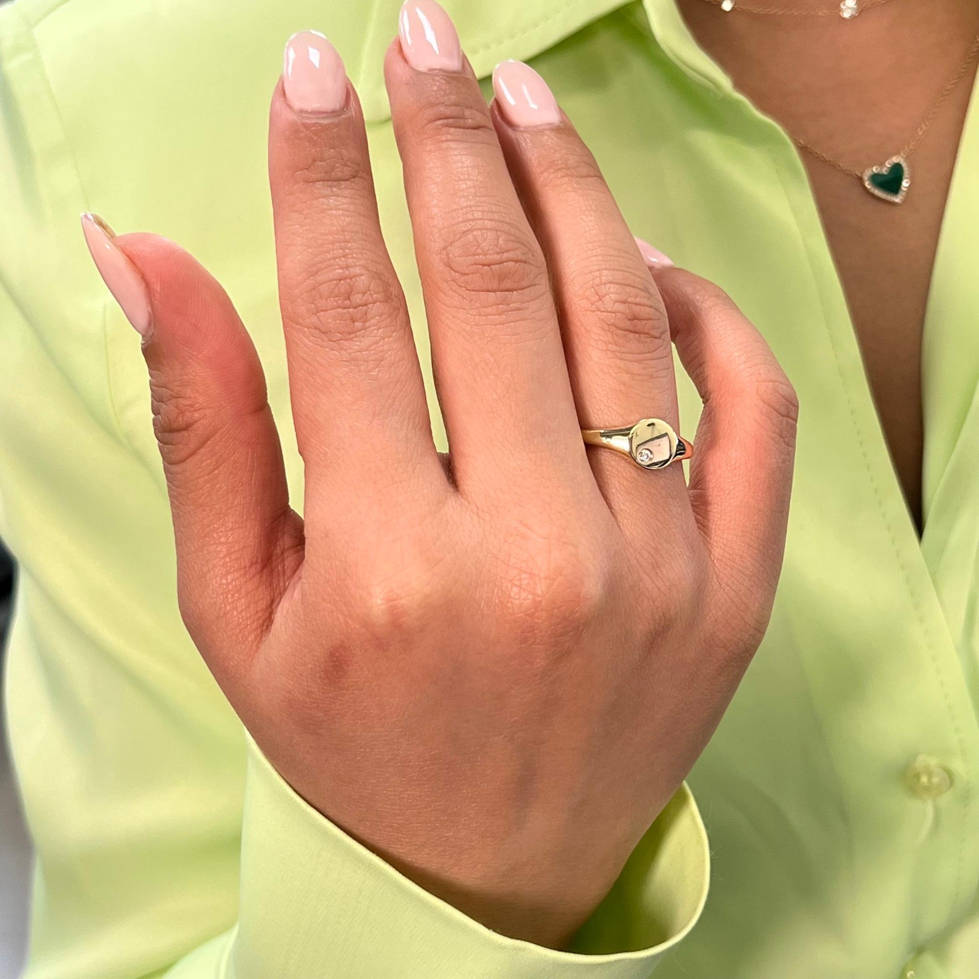 Rachel Koen Bague sigillaire ronde en or jaune 14 carats avec diamants 0,03 carat poids total Pour femmes en vente