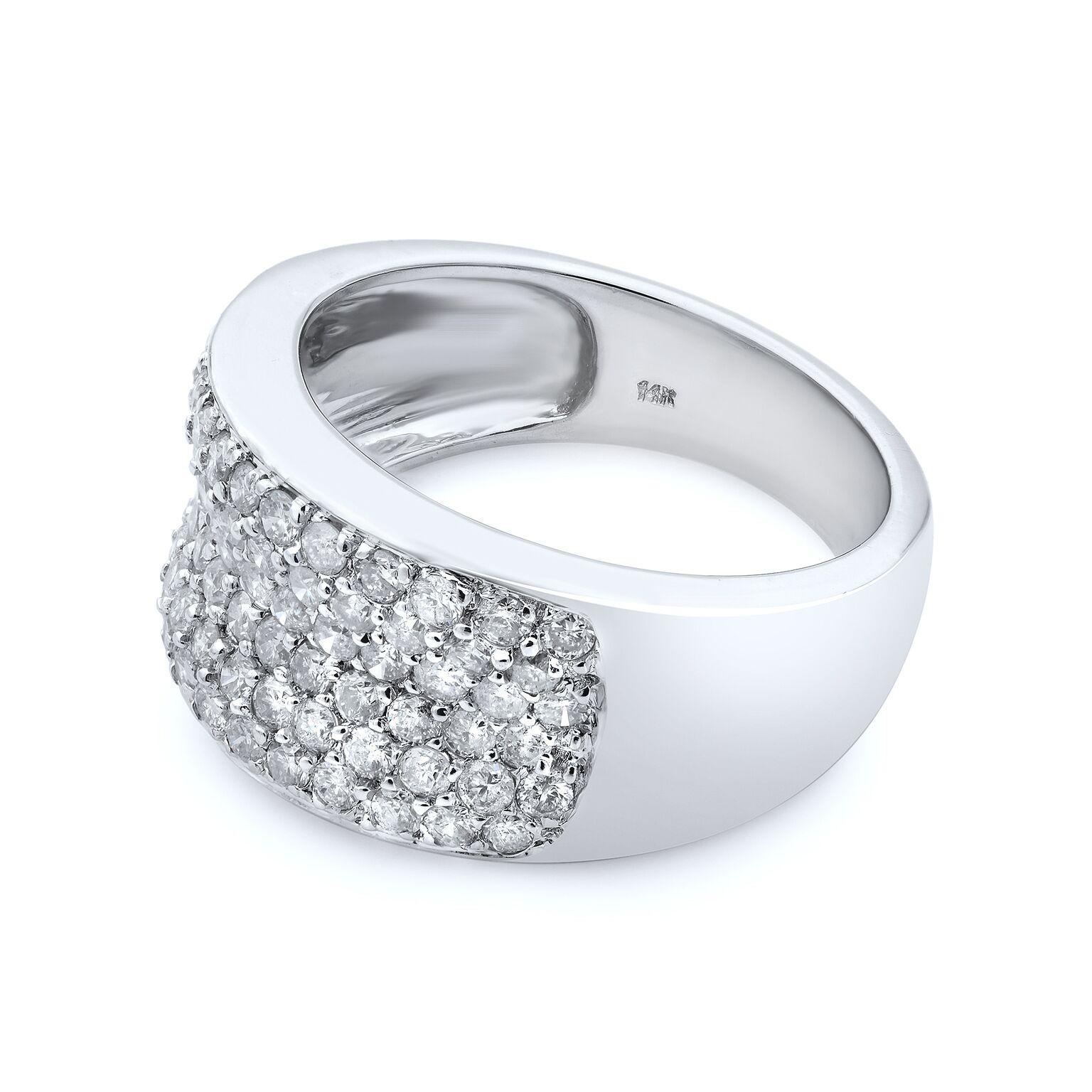 Cette bague d'anniversaire en or blanc 14 carats est ornée d'un étourdissant éventail de diamants ronds étincelants totalisant 1,00 ct. La largeur de la bande est de 10,50 mm. Les diamants sont de pureté SI1 et de couleur I. Bague taille 7. Livrée