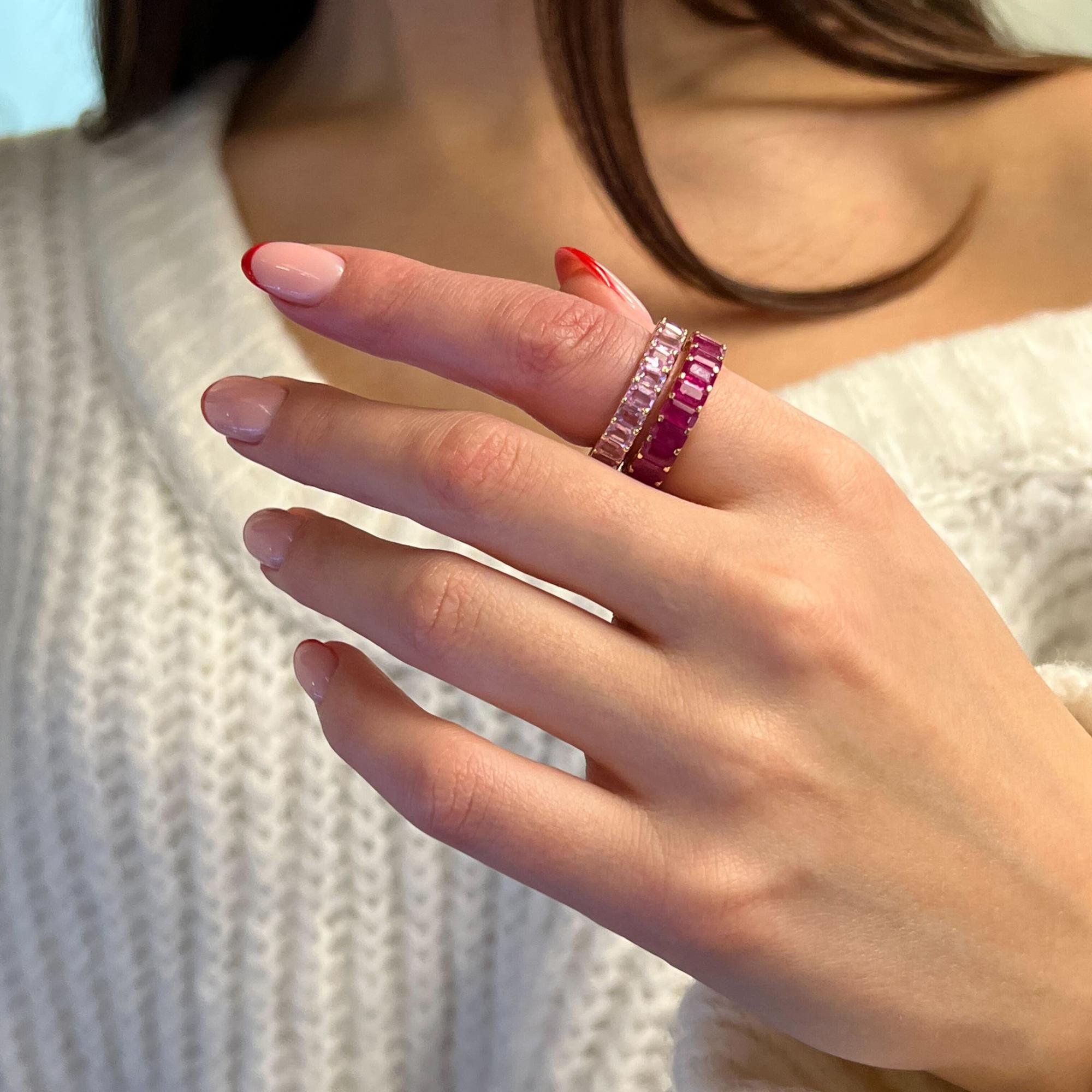 Taille émeraude Rachel Koen, bague d'éternité en or jaune 14 carats avec rubis taille émeraude en vente