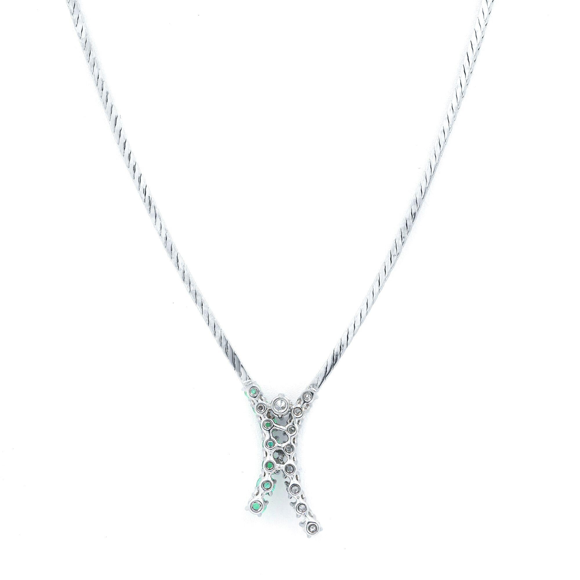 Taglio rotondo Collana Rachel Koen con diamante smeraldo in oro bianco 14K 0,20cttw in vendita