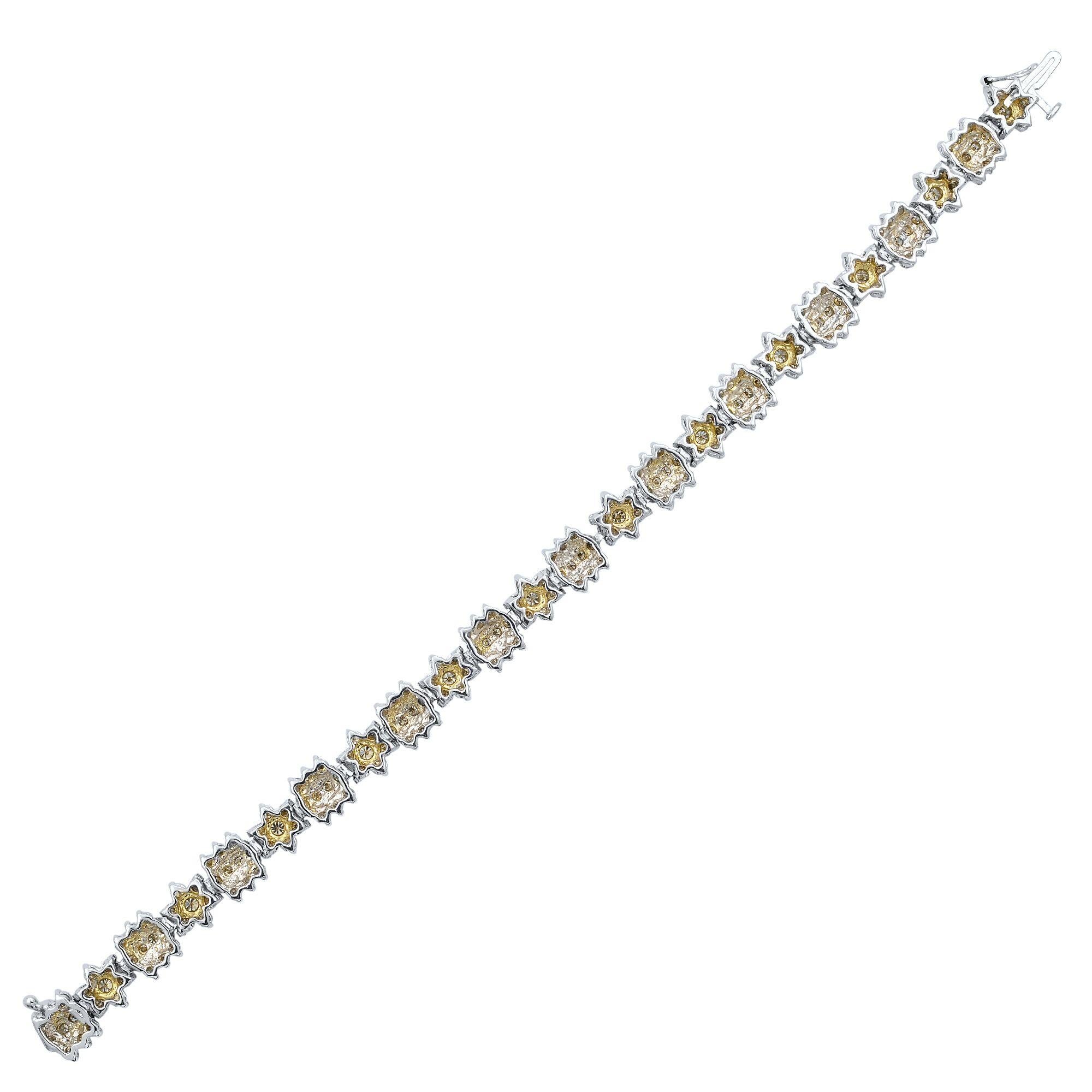 Ein klassischer Look mit schlichter Eleganz: Dieses wunderschöne Diamantarmband mit Blumenmuster strahlt Raffinesse aus. Gefertigt aus 14 Karat Gelbgold mit weißer Rhodiumbeschichtung. Mit weißen Naturdiamanten im Rundschliff in Zackenfassung mit