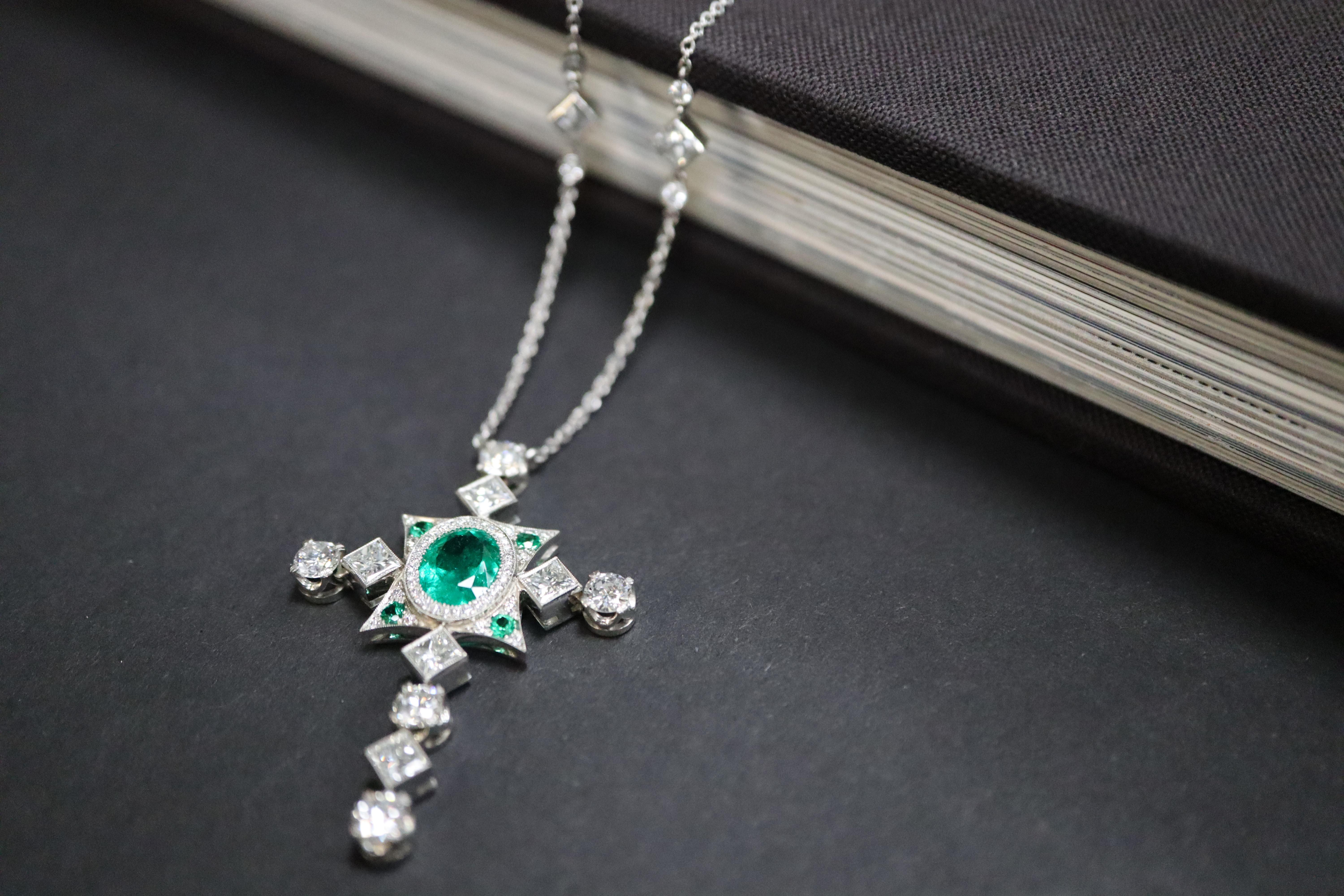 Rachel Koen Grner kolumbianischer Smaragd-Diamant-Kreuz-Anhnger-Halskette aus Platin (Moderne) im Angebot