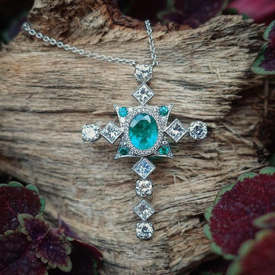 Women's Rachel Koen Green Colombian Emerald Diamond Cross Pendant Necklace Platinum For Sale