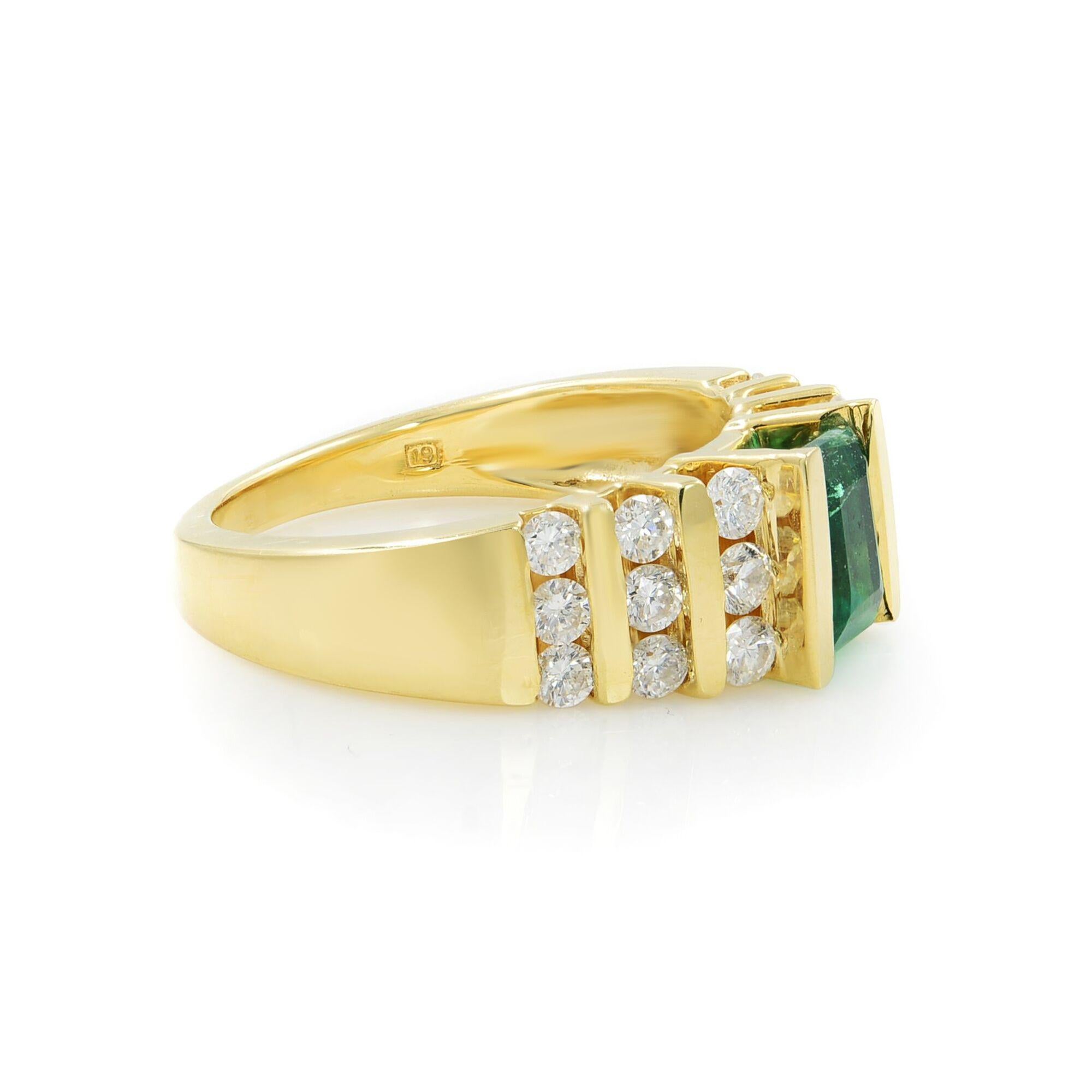 This is a beautiful ring from our Rachel Koen collection. The ring is crafted in 18K yellow gold, it features a green emerald weighing 1.00cttw as a center stone. In addition, sparkly diamonds on both sides in a total of 1.00 carat weight. A perfect