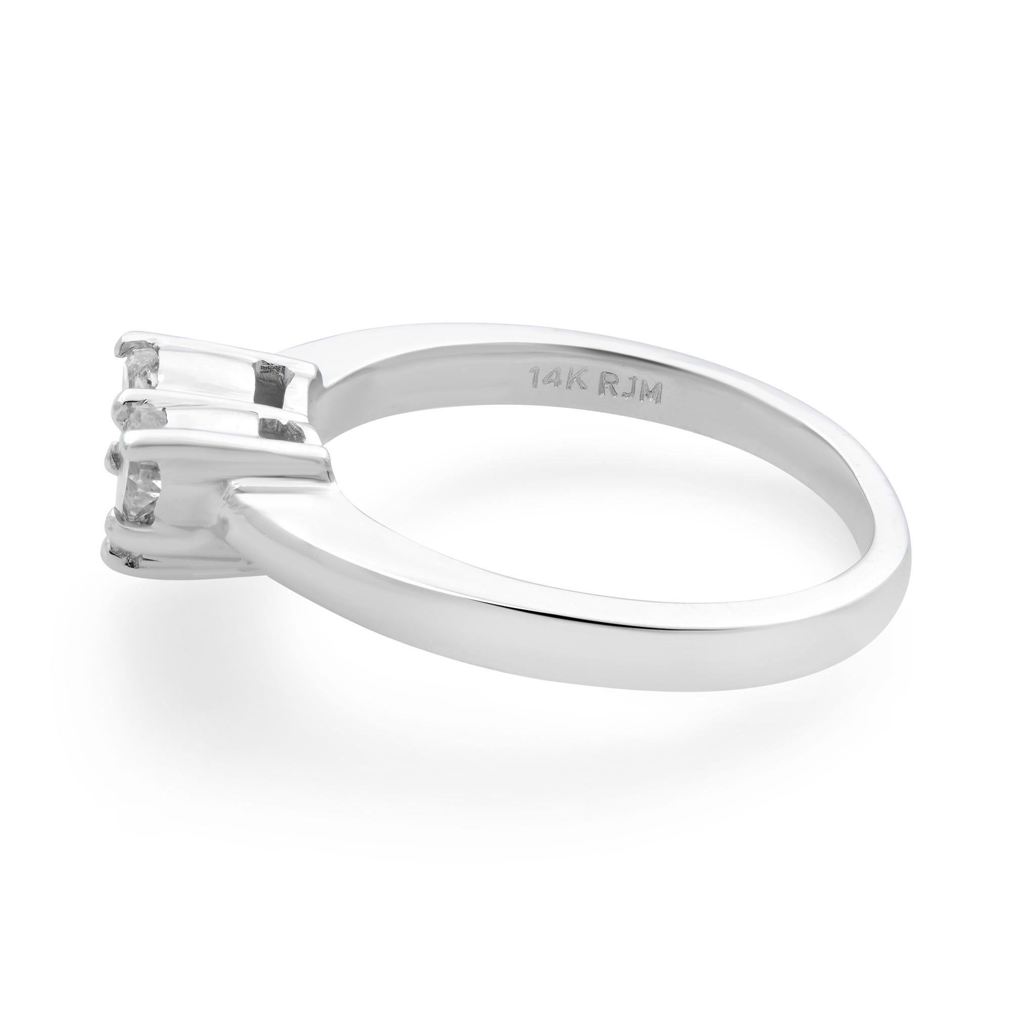 Cette magnifique bague en forme de cœur est sertie de 3 diamants blancs étincelants. Poids total des diamants 0,50ct. Diamant de couleur H et de pureté SI. La bague est fabriquée en or blanc 14K. Bague taille 7. Poids total : 3.80 gms. Livré avec