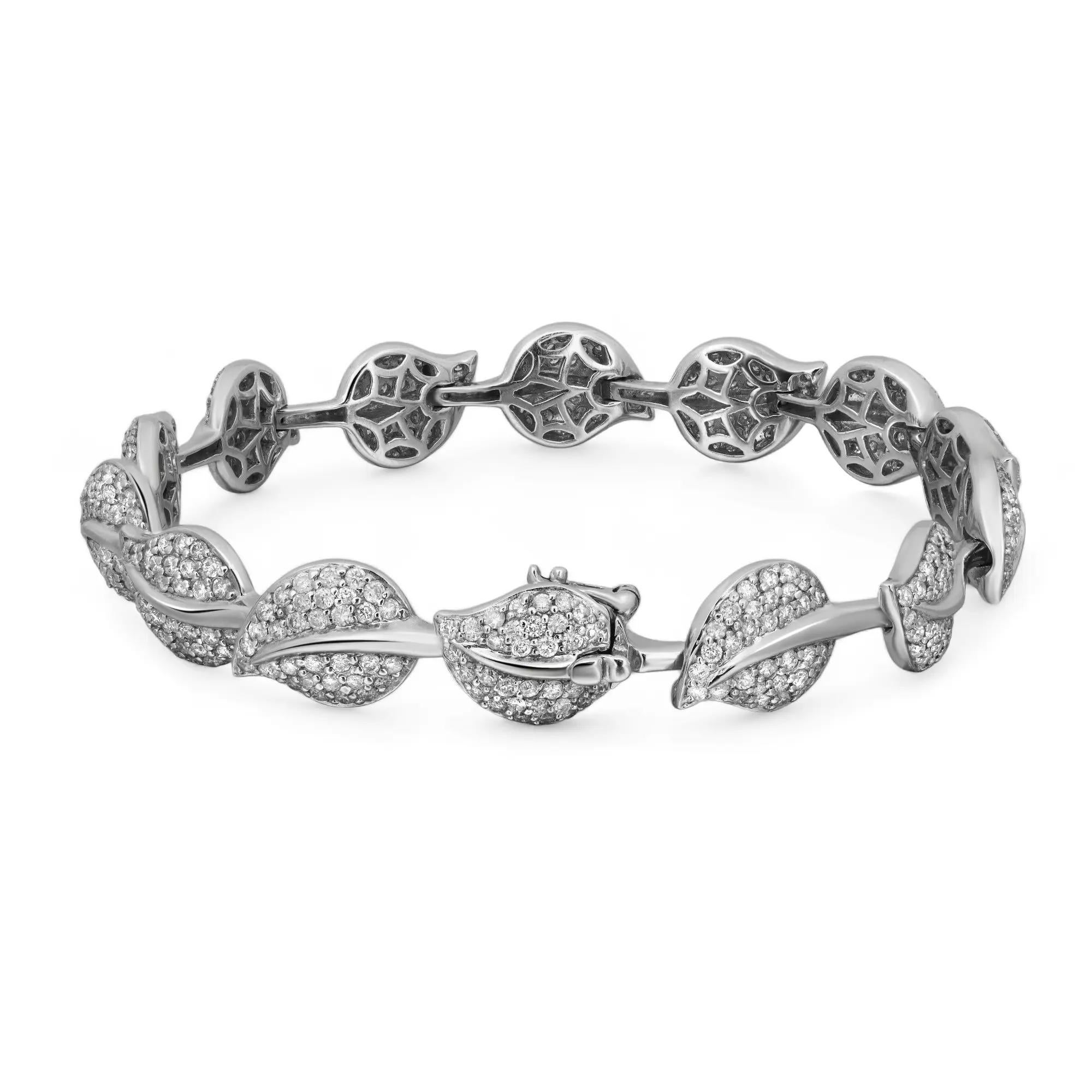 Esta pulsera de tenis chic y elegante tiene bonitos eslabones con motivo de hojas acentuados con diamantes talla redonda engastados en pavé que pesan 3,85 quilates. Elaborada en fino oro blanco de 18 quilates. Con una longitud de 7 pulgadas, esta