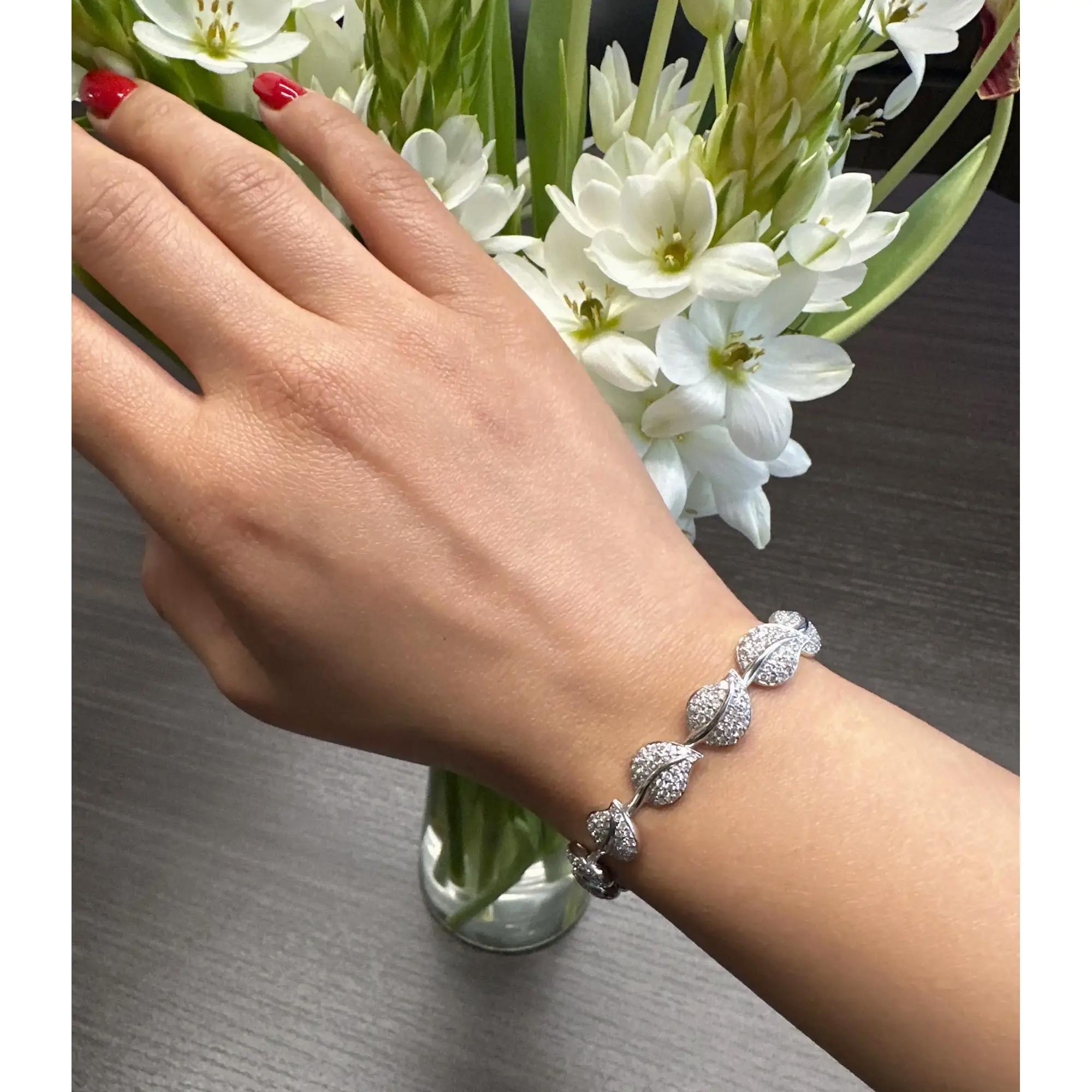 Rachel Koen Pulsera de tenis de diamantes con eslabones en forma de hoja Oro blanco de 18 quilates 3,85 qtw 7 pulgadas Corte redondo en venta