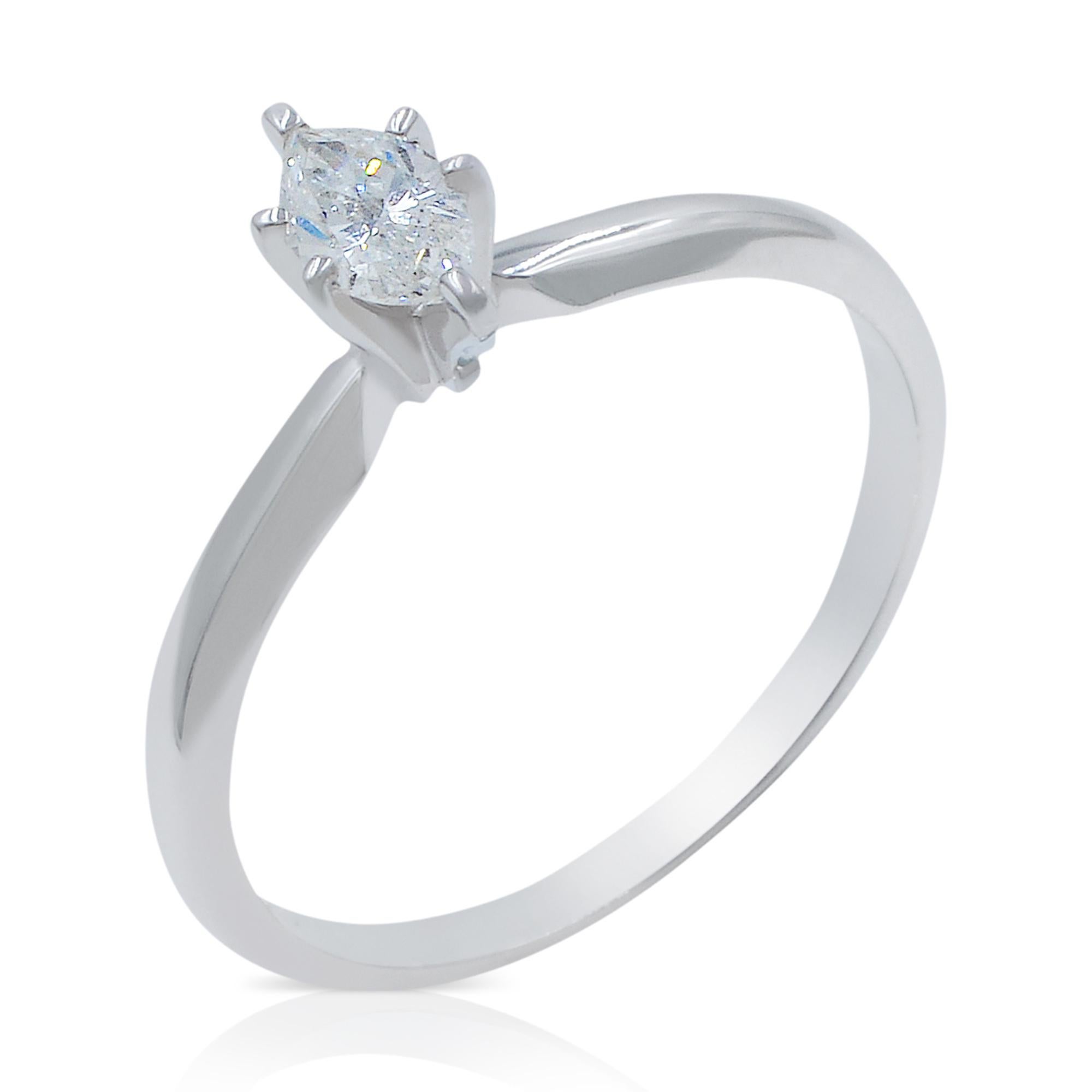 Remontant aux années 1700, le diamant taille marquise s'est distingué pendant des siècles. Cette magnifique bague de fiançailles solitaire présente un diamant taille marquise serti à la broche pesant 0,27 ct, réalisé en or blanc 14k. L'or blanc est