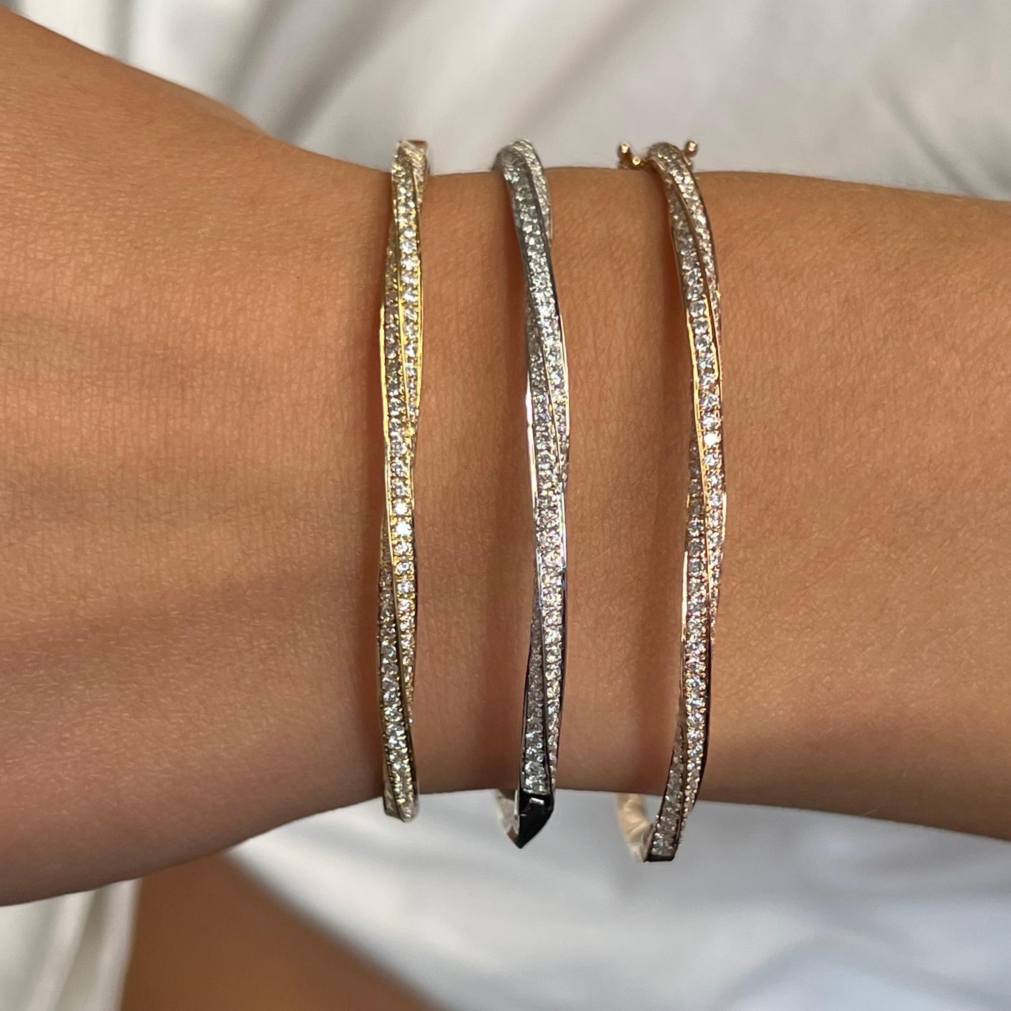 Moderne Rachel Koen Bracelet jonc en or jaune 18 carats avec diamants taille ronde sertis en pavé de 2,05 carats poids total en vente
