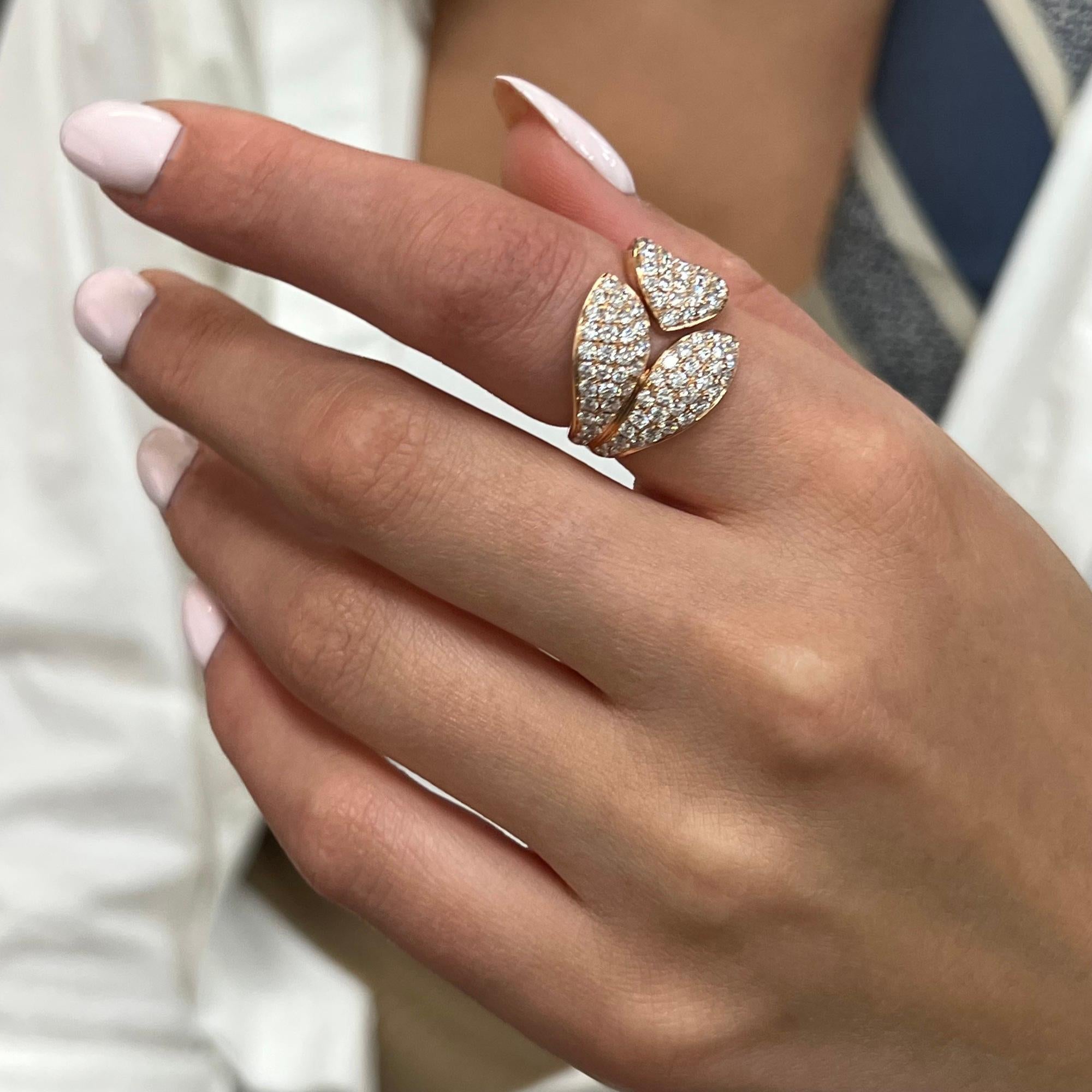 Questo lussuoso anello con diamante da donna in oro rosa 18k sfoggia 2,00 carati di splendidi diamanti a taglio rotondo con incastonatura a pavé. Perfettamente incastonato in un brillante gambo a foglie d'oro giallo. Qualità del diamante: Colore