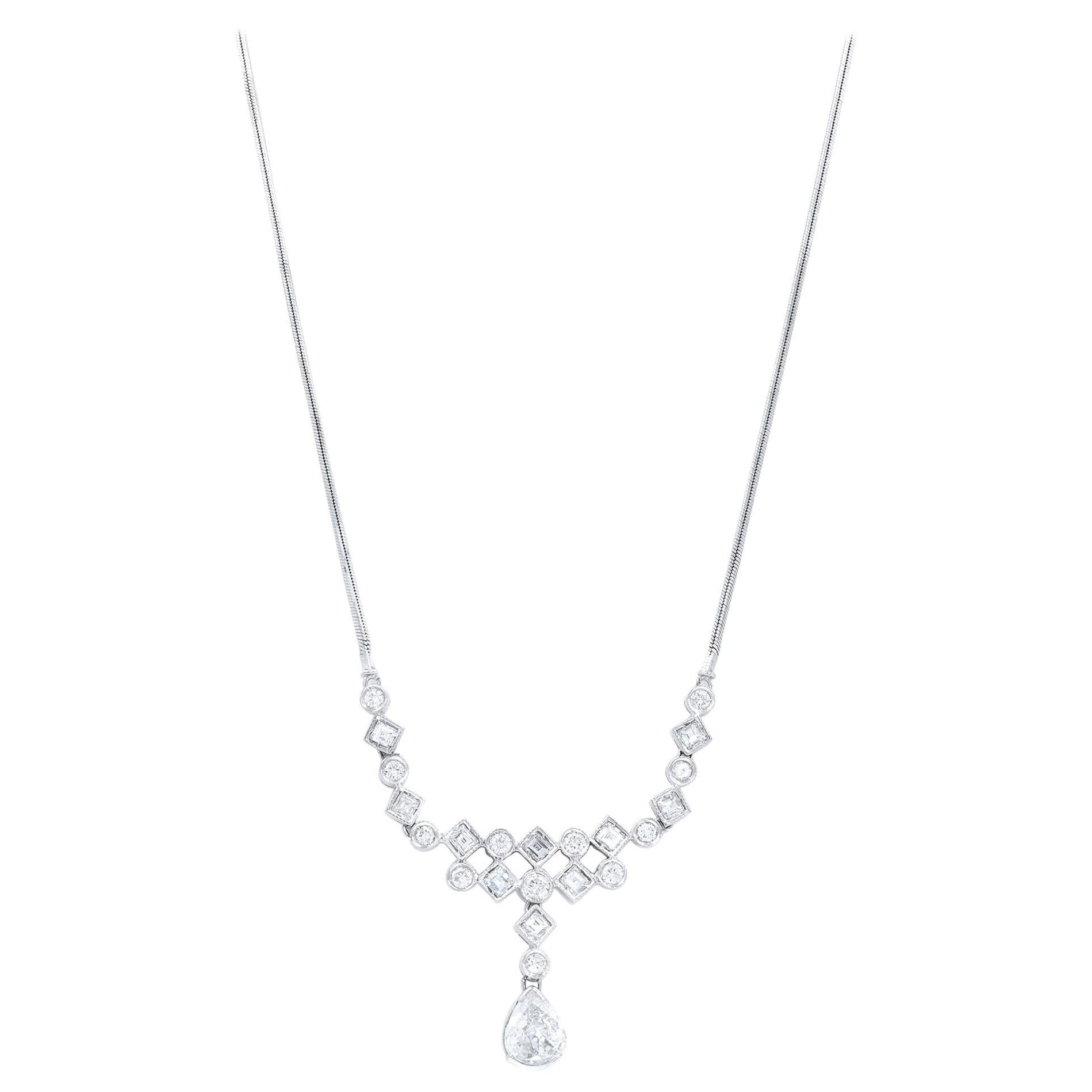 Rachel Koen Collar de diamantes redondos en forma de pera y carre de oro blanco de 18 quilates 2,25Cttw en venta
