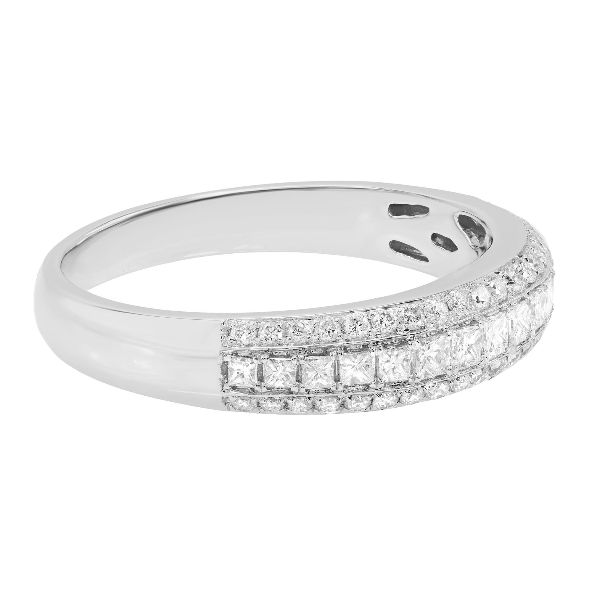 Questa fede combina la bellezza dei diamanti multiformi con l'oro bianco 18 carati di qualità superiore. Sedici diamanti taglio princess e quaranta diamanti taglio rotondo per un peso di circa 0,67cttw. Colore del diamante G e purezza VS. Anello