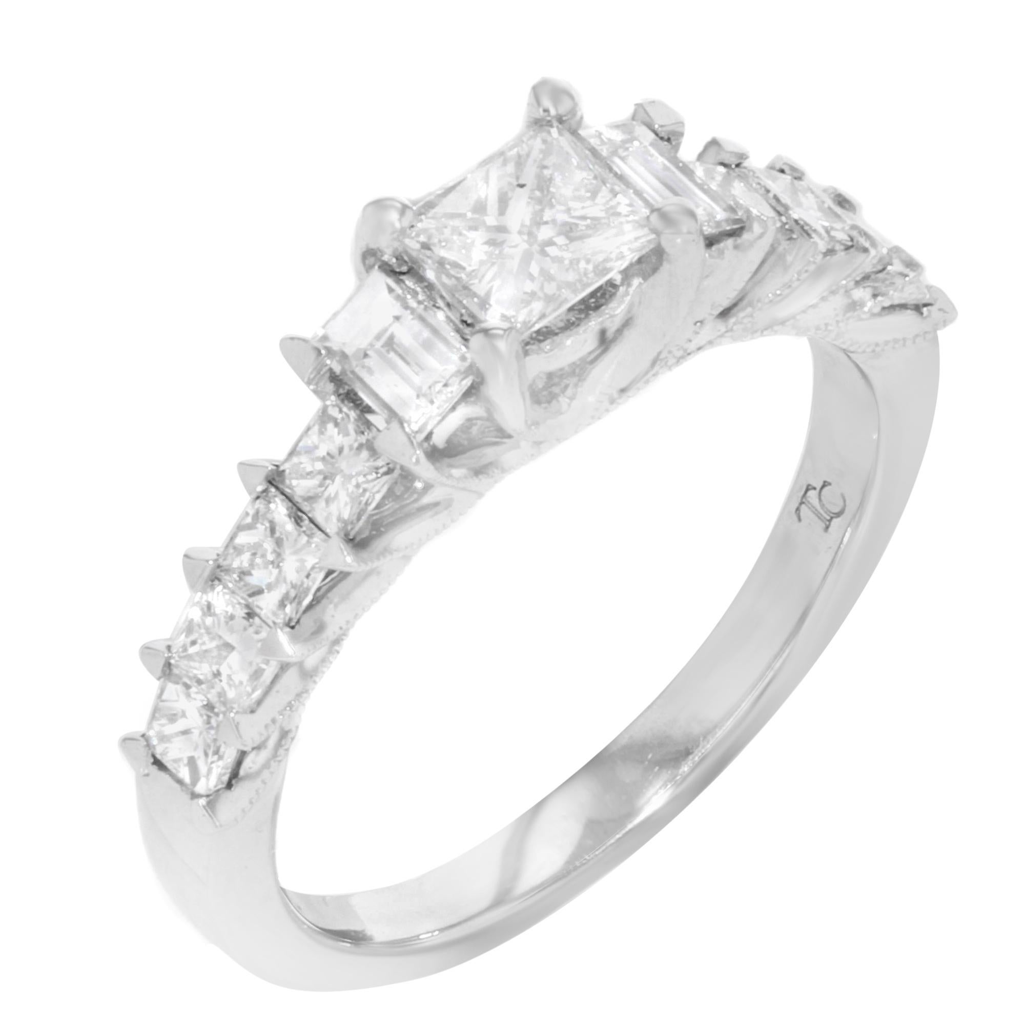 Cette magnifique bague à diamants taille princesse et baguette est réalisée en or blanc 18 carats. Le poids total de la bague est de 4 g. La couleur du diamant est G-H et sa clarté VS-SI. Le poids total en carats du diamant est de 1,25. La pierre
