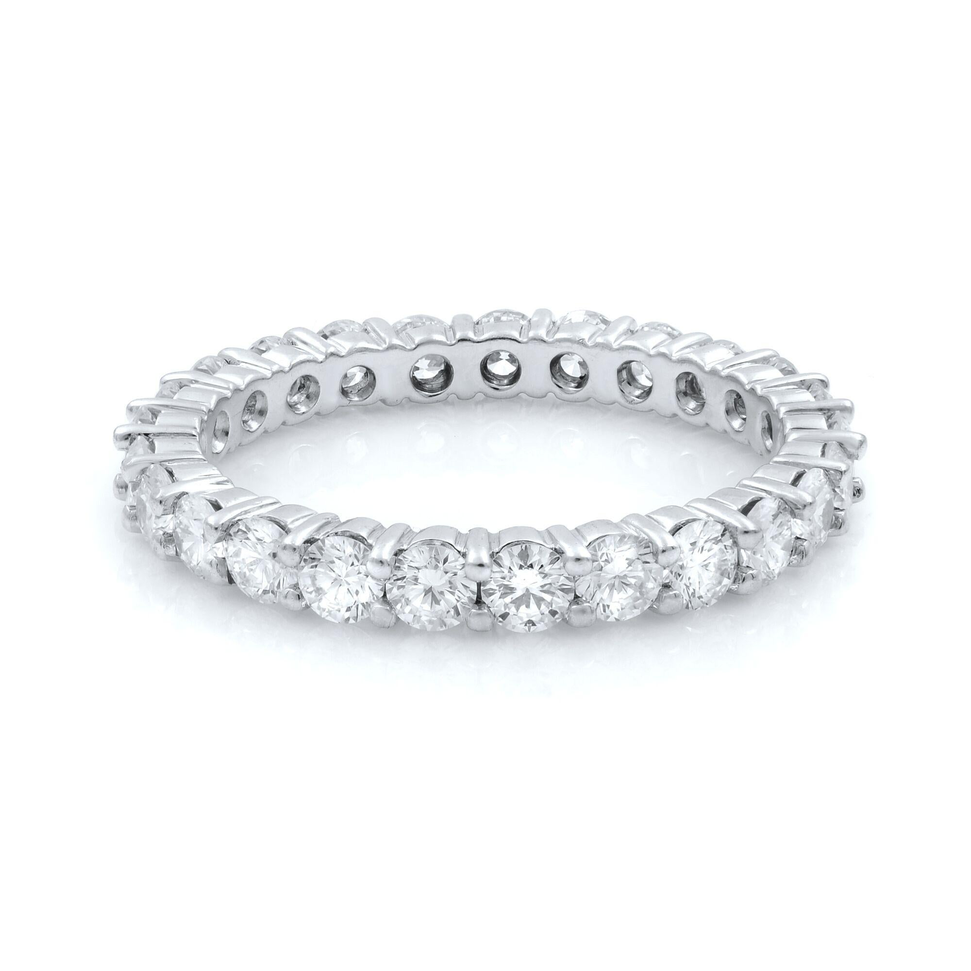 Questo classico anello di eternità con diamante presenta diamanti scintillanti di taglio rotondo in un'incastonatura a forchetta, realizzata in una fascia d'oro bianco 14 carati. I diamanti sono in totale 1,65cts. Larghezza della banda: 2,50 mm.