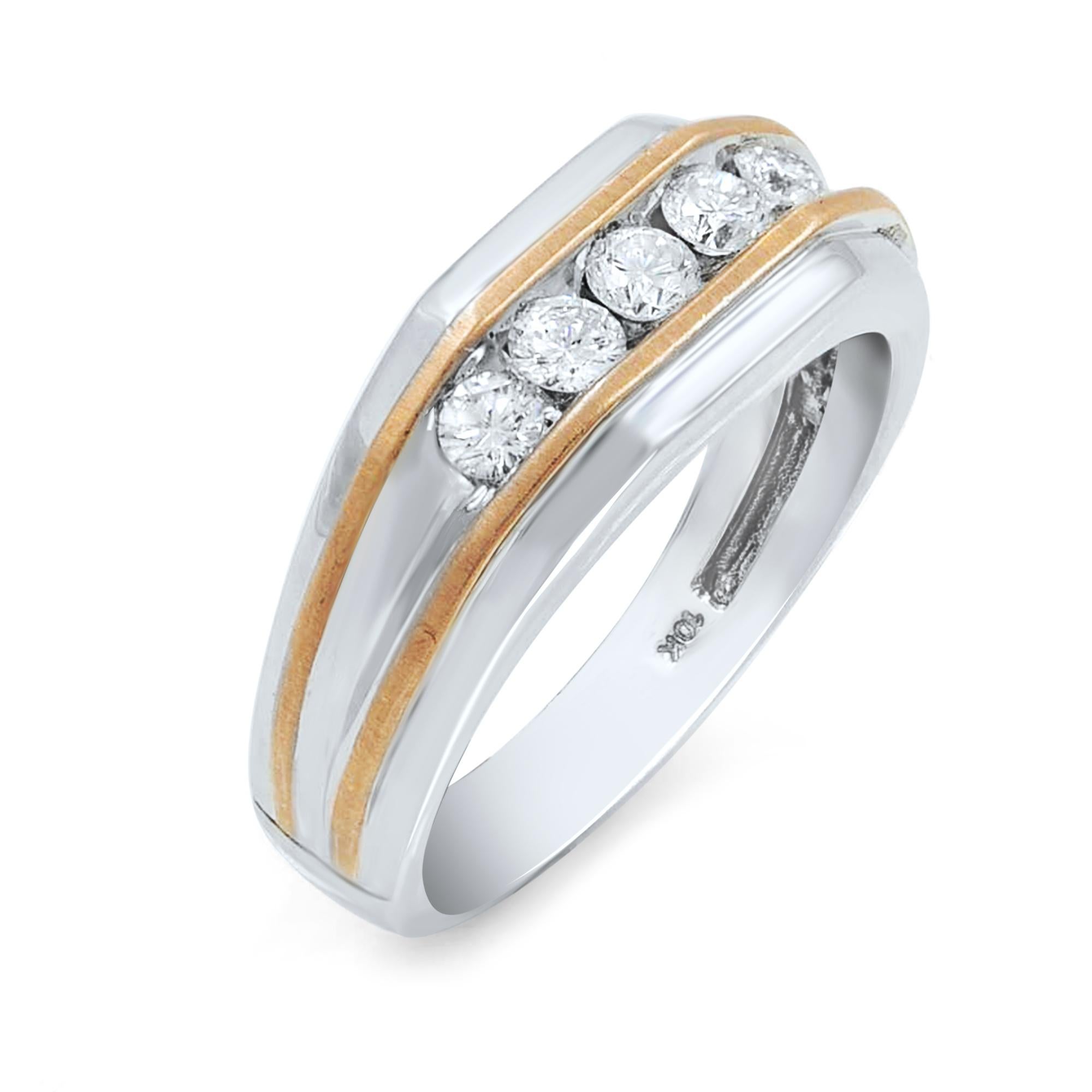 Bellissimo anello con cinque pietre di diamante per i tuoi cari. I diamanti sono puliti e brillanti. Cinque diamanti rotondi taglio brillante incastonati a canale sulla parte superiore della fascia. Due scanalature dorate aggiungono un tocco di