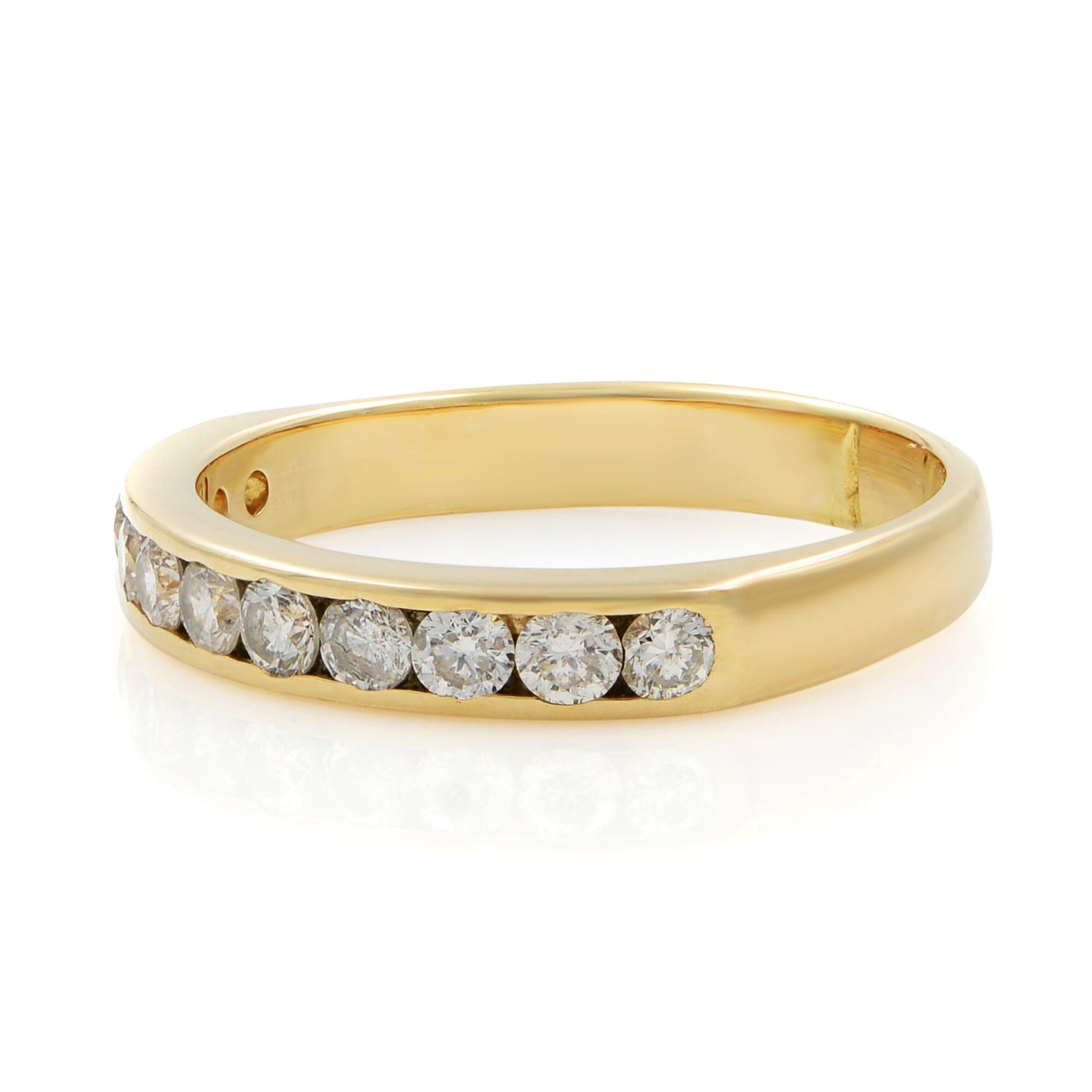 Rundschliff-Diamant-Ehering. Kanalgefasste 11 runde Diamanten im Brillantschliff mit einem Gesamtkaratgewicht von 0,38. Der Ring aus 14k Gelbgold ist 3 mm breit. Die Ringgröße: 6,5. Wird in einer hübschen Geschenkbox geliefert.
