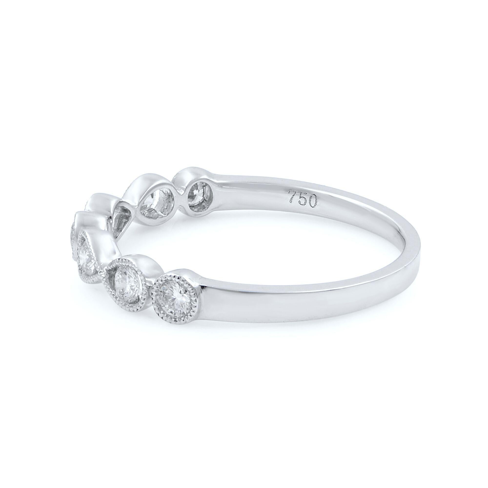 Questa delicata fede nuziale con diamante della nostra Rachel Koen Bridal Collection emana lusso ed è un anello perfetto per scambiarsi i voti con l'amore della propria vita. Realizzato in oro bianco 18 carati e impreziosito da circa 0,30 carati di