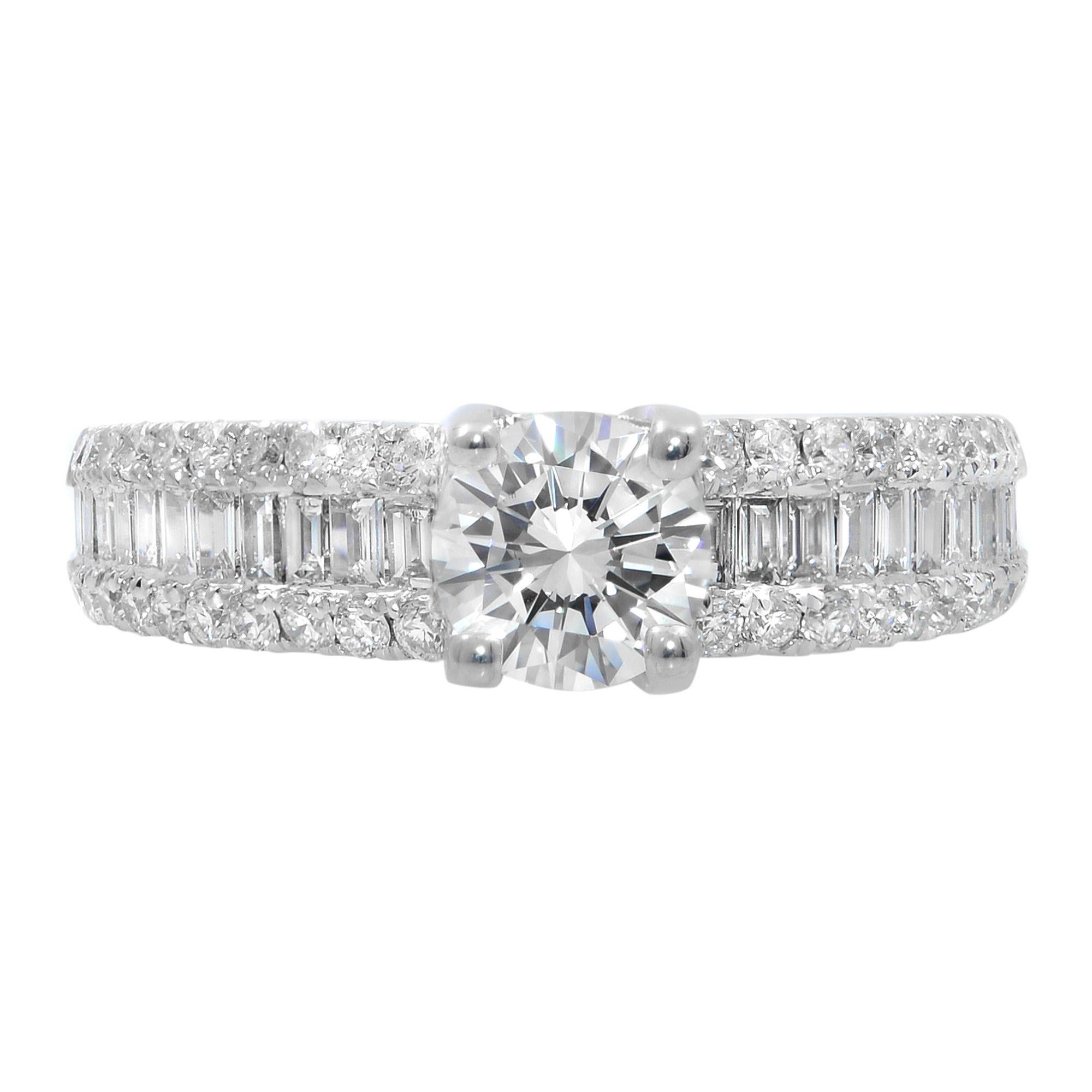 Questo bellissimo anello di fidanzamento con diamante racchiude eccezionalmente un diamante centrale di 0,71 carati a taglio rotondo, che è splendidamente custodito in un'incastonatura realizzata in oro bianco 18 carati. Per aggiungere grazia
