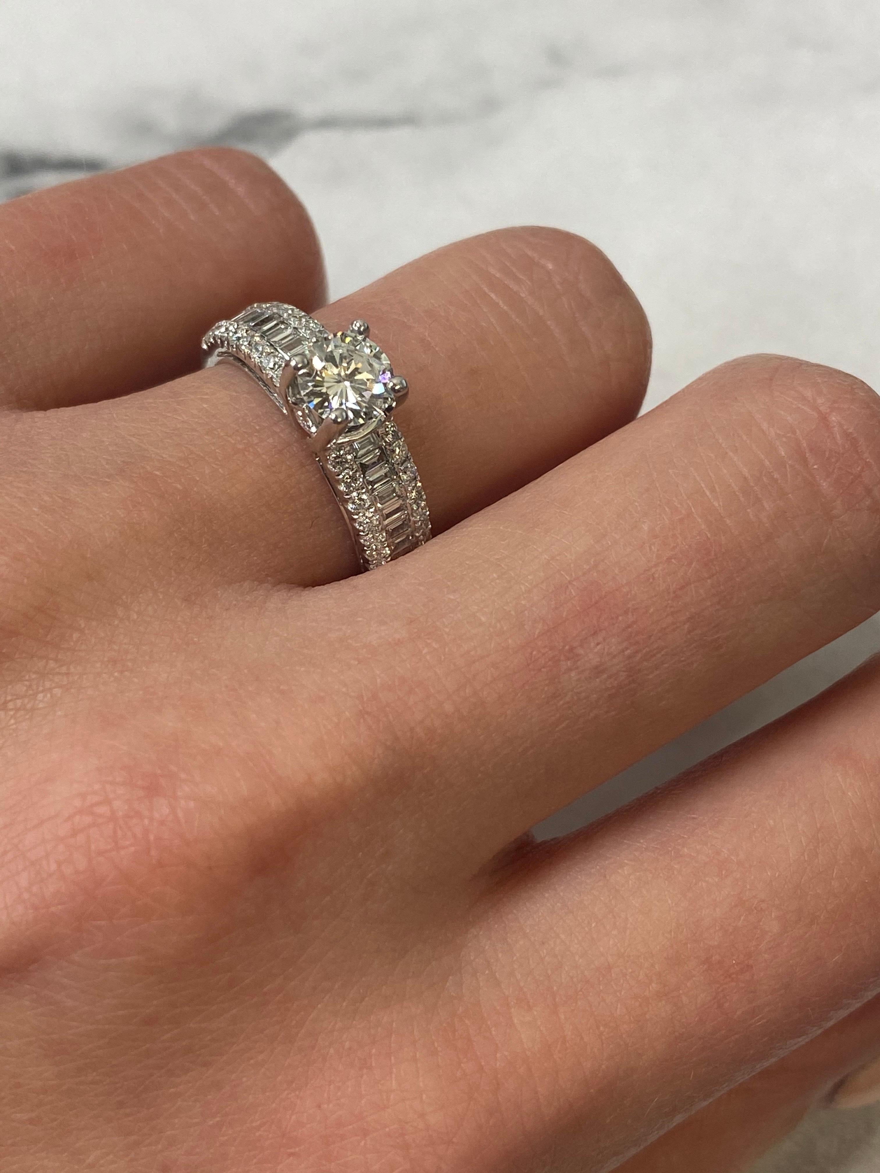 Anello di fidanzamento Rachel Koen con taglio rotondo in oro bianco 18K 0,71cts in vendita 1