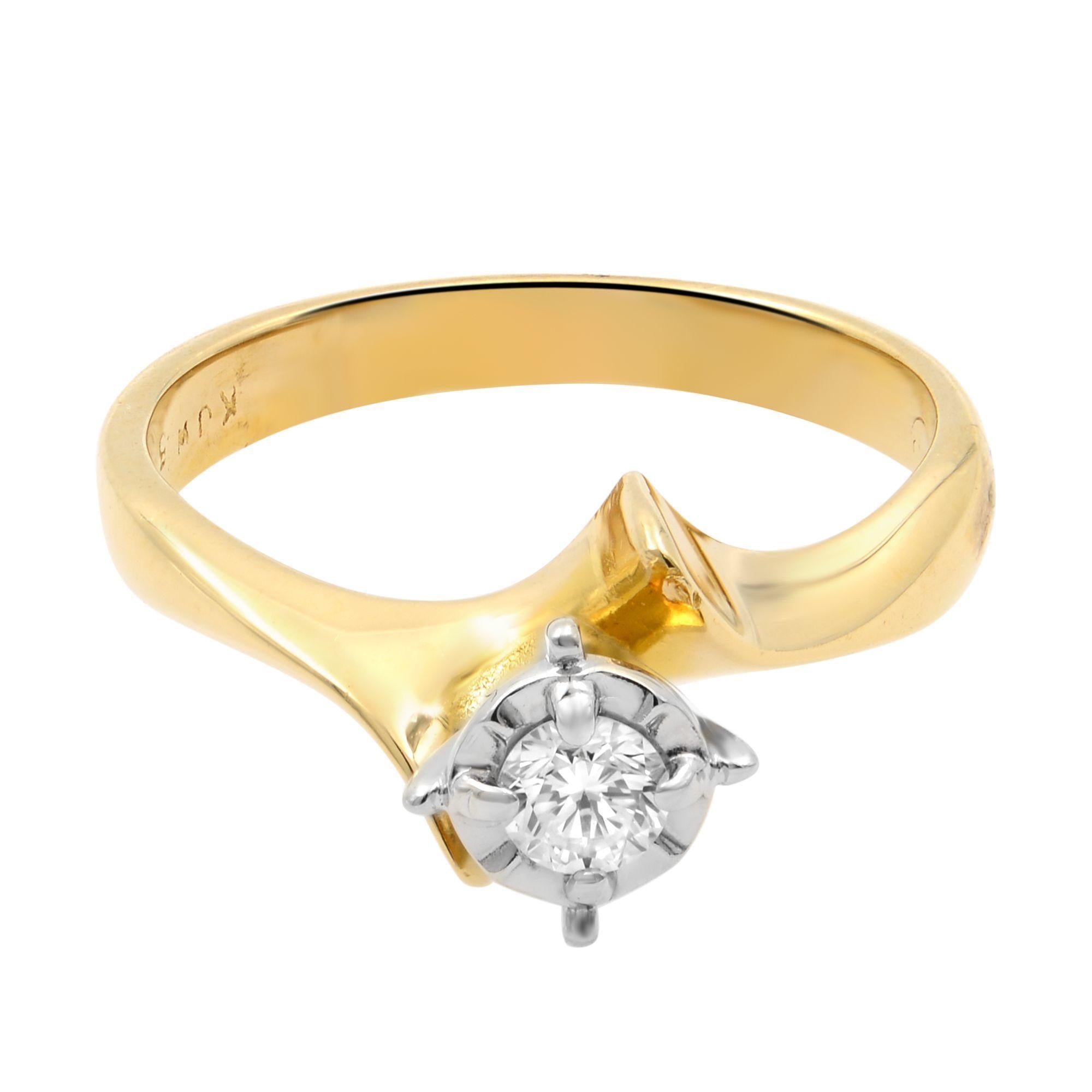 Schlichter, aber verführerischer, minimalistischer Diamant-Solitär-Verlobungsring aus 14 Karat Gelbgold. Ein zierlicher und schöner diamantener Verlobungs- oder Versprechensring mit Zackenfassung. Dieser Ring ist mit einem winzigen Diamanten von