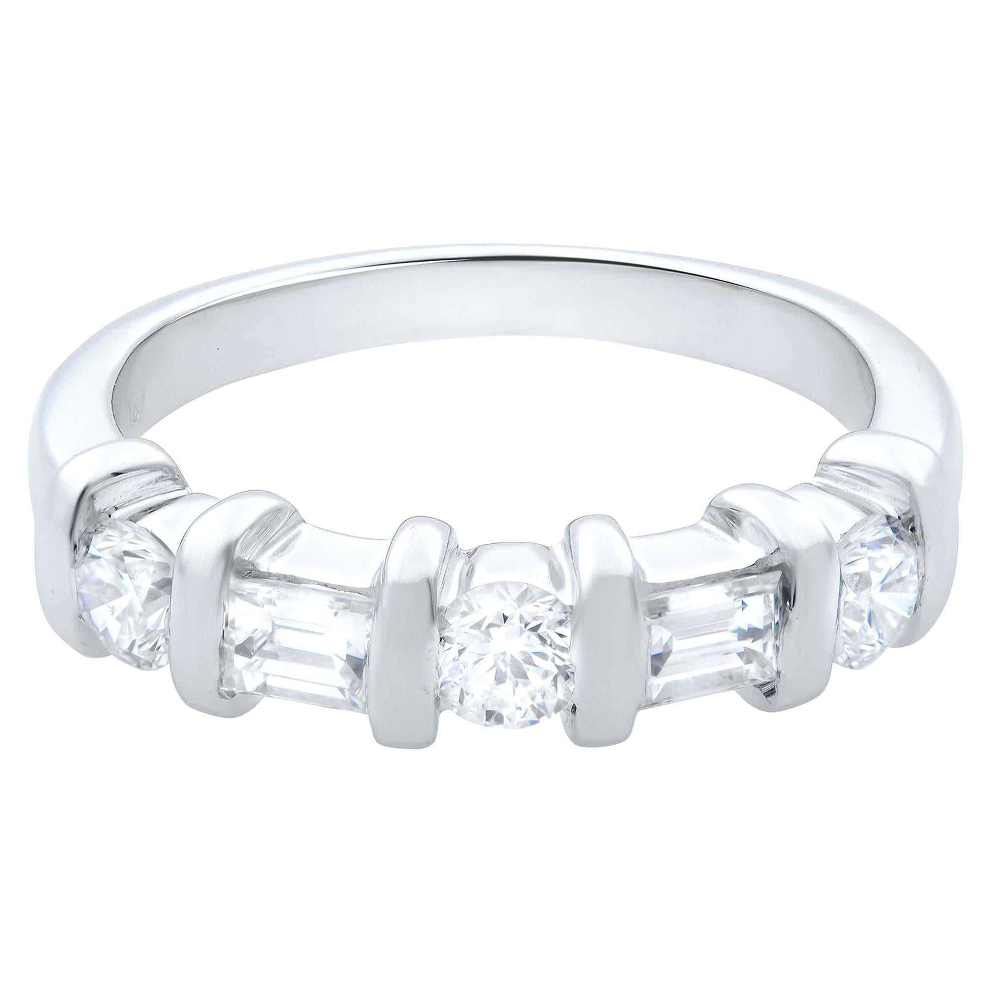 Rachel Koen Bague jonc en or blanc 18 carats avec diamants taille émeraude et rond de 0,50 carat poids total en vente