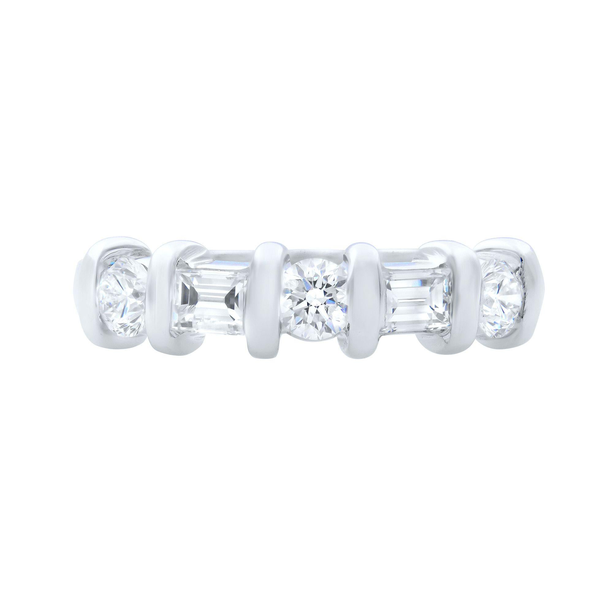 Rachel Koen Runder & Smaragdschliff Diamantbandring 18K Weiß 0,50 Gesamtkaratgewicht im Zustand „Neu“ im Angebot in New York, NY